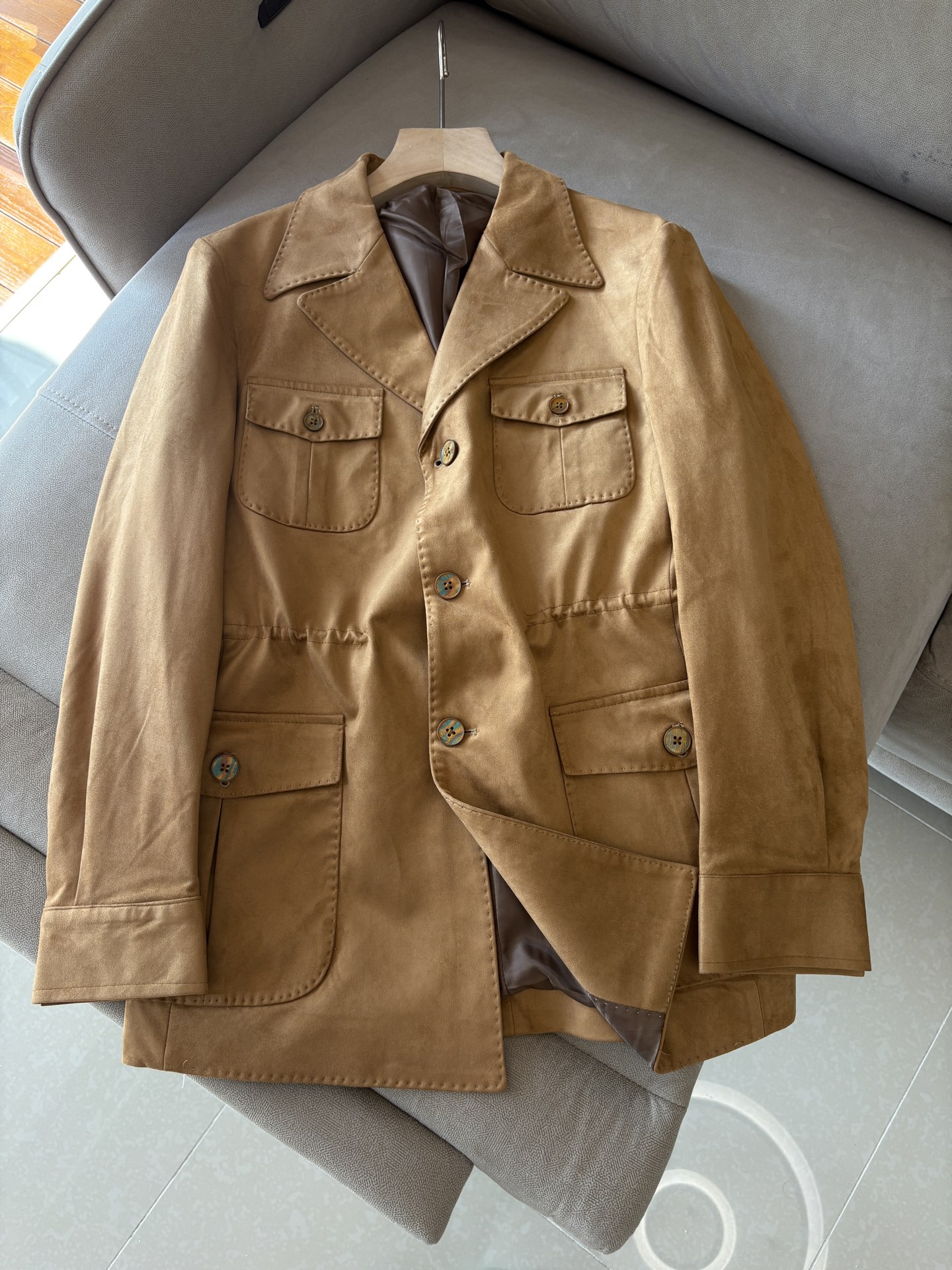 NO:550767,The latest Italian old-fashion style for L, P counter ~ Comfortable and breathable hunting jacket, top channel goods, very high-end business casual style, Italian old-fashion style LP family autumn and winter new style, zipper stand-up collar linen jacket, a style for commuting and leisure, the zipper zipper adopts a double zipper head design, can easily concave the shape, and the design of the stand-up collar shows the urban elite style, the side oblique zipper pocket is beautiful and practical, customized high-woven vertical stripes high-density copper-ammonia fiber lining, close-fitting and smooth, customized original hardware zipper and standard mark, highlighting the high-luxury channel quality control texture through details!  Count 48-56 (M-3XL), loro piana, jackets & coats, jackets & coats, alexander wang19860909L,P专柜最新款意式老钱风~舒适透气猎装夹克外套,渠道顶级牛货,很高级的商务休闲风,意式老钱风LP家族秋冬新款,拉链立领亚麻外套,可通勤休闲的一款, 襟拉链采用双拉链头的设计,可轻松凹造型,立领的设计示,更显都市精英风范,侧面斜插拉链口袋,美观又实用,定制高织竖条纹高密铜氨纤维衬里,贴身爽滑细腻,客供定制原厂五金拉链,标唛,透过细节彰显出高奢渠道品控质感！ 码数48-56（M-3XL),,loro piana,jackets & coats,jackets & coats,alexander wang,Men's clothing