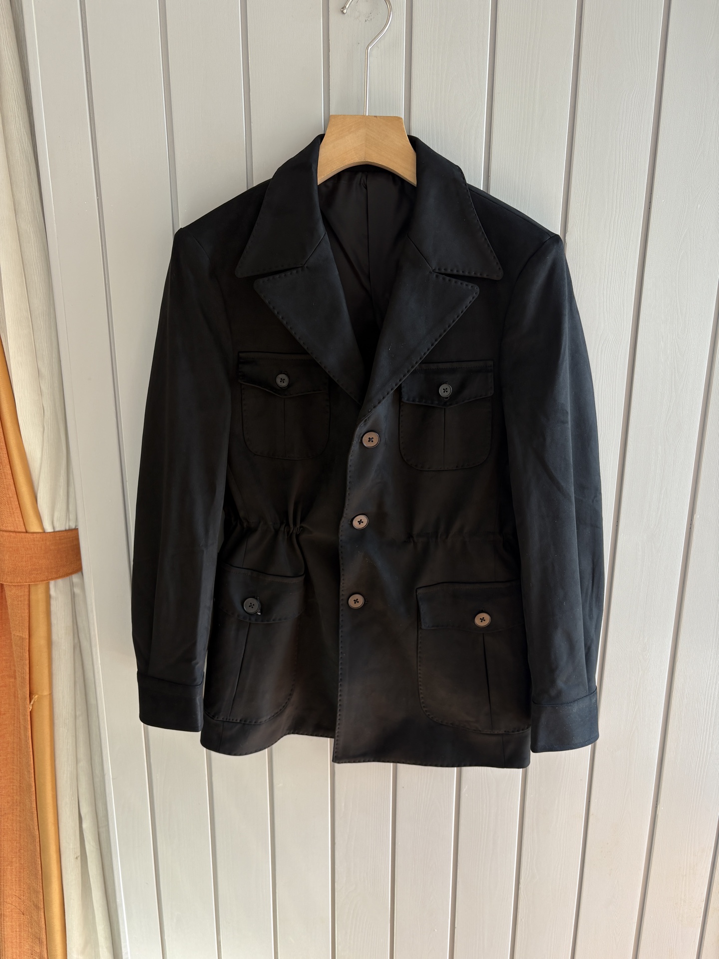 NO:570868,L, P counter's latest Italian old money style~comfortable and breathable jackets, top quality products from the channel, very high-end business casual style, Italian old money style LP family new autumn and winter style, zipper stand collar linen jacket, suitable for commuting and leisure,  The placket zipper adopts the design of double zipper pullers, which can be easily recessed. The design of the stand-up collar makes it more urban elite style. The zipper pockets are inserted diagonally on the side, which is beautiful and practical. The customized high-woven vertical stripes and high-density cupro fiber lining are close-fitting, smooth and delicate. Customized original hardware zippers and labels are provided to highlight the quality control of high-luxury channels through details!  Size 48-56 (M-3XL),,loro piana,jackets & coats,jackets & coats,alexander wang19860909L,P专柜最新款意式老钱风~舒适透气夹克外套,渠道顶级牛货,很高级的商务休闲风,意式老钱风LP家族秋冬新款,拉链立领亚麻外套,可通勤休闲的一款, 襟拉链采用双拉链头的设计,可轻松凹造型,立领的设计示,更显都市精英风范,侧面斜插拉链口袋,美观又实用,定制高织竖条纹高密铜氨纤维衬里,贴身爽滑细腻,客供定制原厂五金拉链,标唛,透过细节彰显出高奢渠道品控质感！ 码数48-56（M-3XL),,loro piana,jackets & coats,jackets & coats,alexander wang,Men's clothing