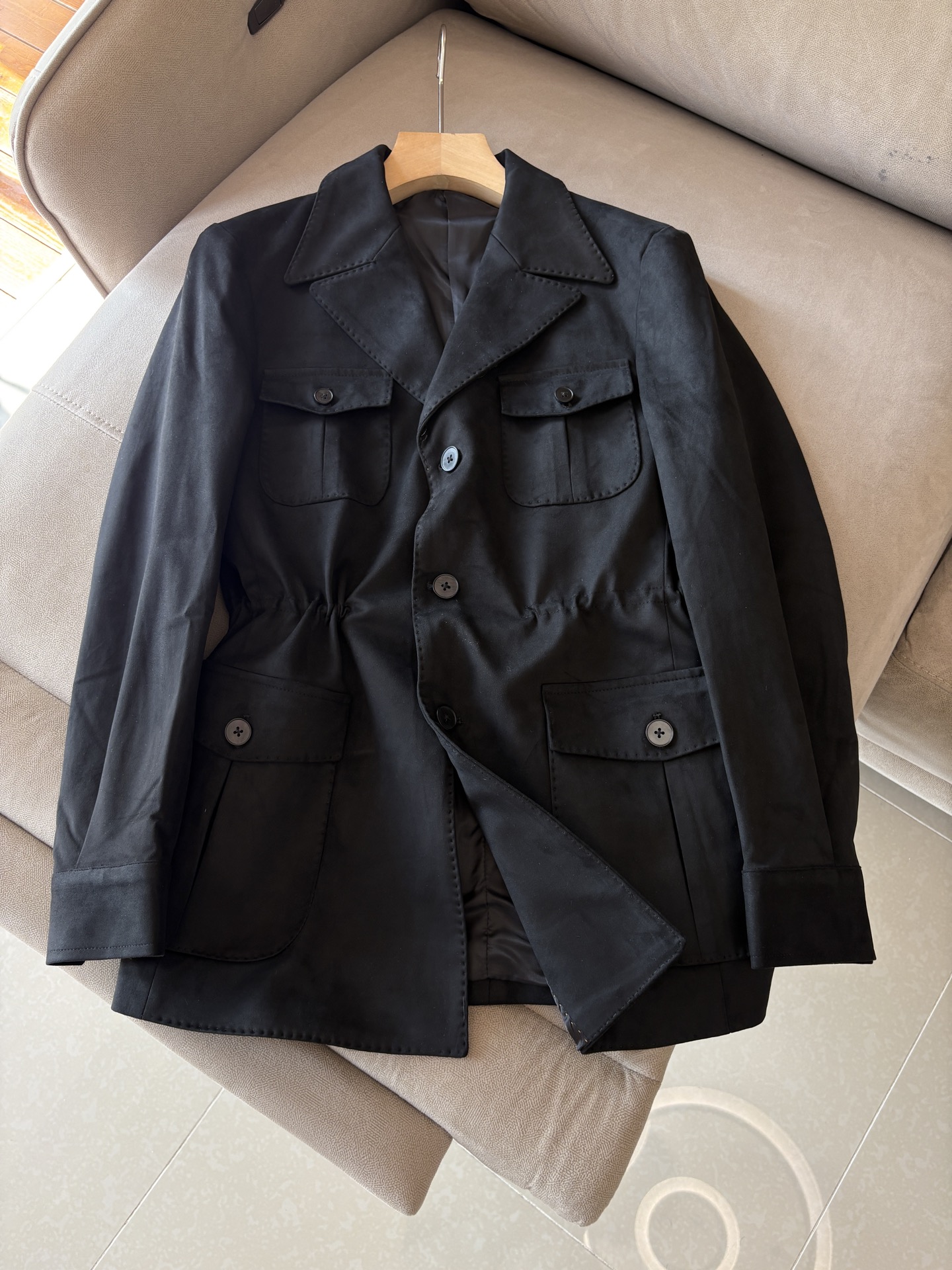 NO:550769,The latest Italian old-fashion style for L, P counter ~ Comfortable and breathable jacket, top-quality channel goods, very high-end business casual style, Italian old-fashion style LP family autumn and winter new style, zipper stand-up collar linen jacket, a style for commuting and leisure, the zipper zipper adopts a double zipper head design, can easily concave the shape, and the design of the stand-up collar shows the urban elite style, the side oblique zipper pocket is beautiful and practical, customized high-woven vertical stripes high-density copper-ammonia fiber lining, close-fitting and smooth, customized original hardware zipper and standard mark, highlighting the high-luxury channel quality control texture through details!  Count 48-56 (M-3XL), loro piana, jackets & coats, jackets & coats, alexander wang19860909L,P专柜最新款意式老钱风~舒适透气夹克外套,渠道顶级牛货,很高级的商务休闲风,意式老钱风LP家族秋冬新款,拉链立领亚麻外套,可通勤休闲的一款, 襟拉链采用双拉链头的设计,可轻松凹造型,立领的设计示,更显都市精英风范,侧面斜插拉链口袋,美观又实用,定制高织竖条纹高密铜氨纤维衬里,贴身爽滑细腻,客供定制原厂五金拉链,标唛,透过细节彰显出高奢渠道品控质感！ 码数48-56（M-3XL),,loro piana,jackets & coats,jackets & coats,alexander wang,Men's clothing