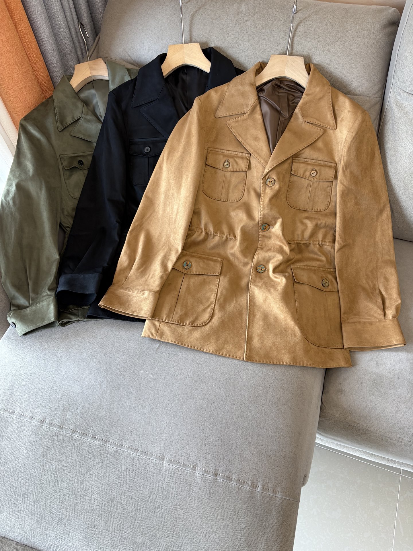 NO:530683,The latest Italian style old-fashion style for L, P counter ~ Comfortable and breathable hunting jacket, top channel goods, very high-end business casual style, Italian style old-fashion style LP family autumn and winter new style, a style for commuting and leisure, the zipper adopts a double zipper head design, which can easily concave shape, and the design of the stand-up collar shows the urban elite style, the side oblique zipper pocket is beautiful and practical, customized high-woven vertical stripes high-density copper-ammonia fiber lining, close-fitting and smooth, customized original hardware zipper and standard mark, highlighting the high-luxury channel quality control texture through details!  Count 48-56 (M-3XL), loro piana, jackets & coats, jackets & coats, alexander wang19860909L,P专柜最新款意式老钱风~舒适透气猎装夹克外套,渠道顶级牛货,很高级的商务休闲风,意式老钱风LP家族秋冬新款,可通勤休闲的一款, 襟拉链采用双拉链头的设计,可轻松凹造型,立领的设计示,更显都市精英风范,侧面斜插拉链口袋,美观又实用,定制高织竖条纹高密铜氨纤维衬里,贴身爽滑细腻,客供定制原厂五金拉链,标唛,透过细节彰显出高奢渠道品控质感！ 码数48-56（M-3XL),,loro piana,jackets & coats,jackets & coats,alexander wang,Men's clothing