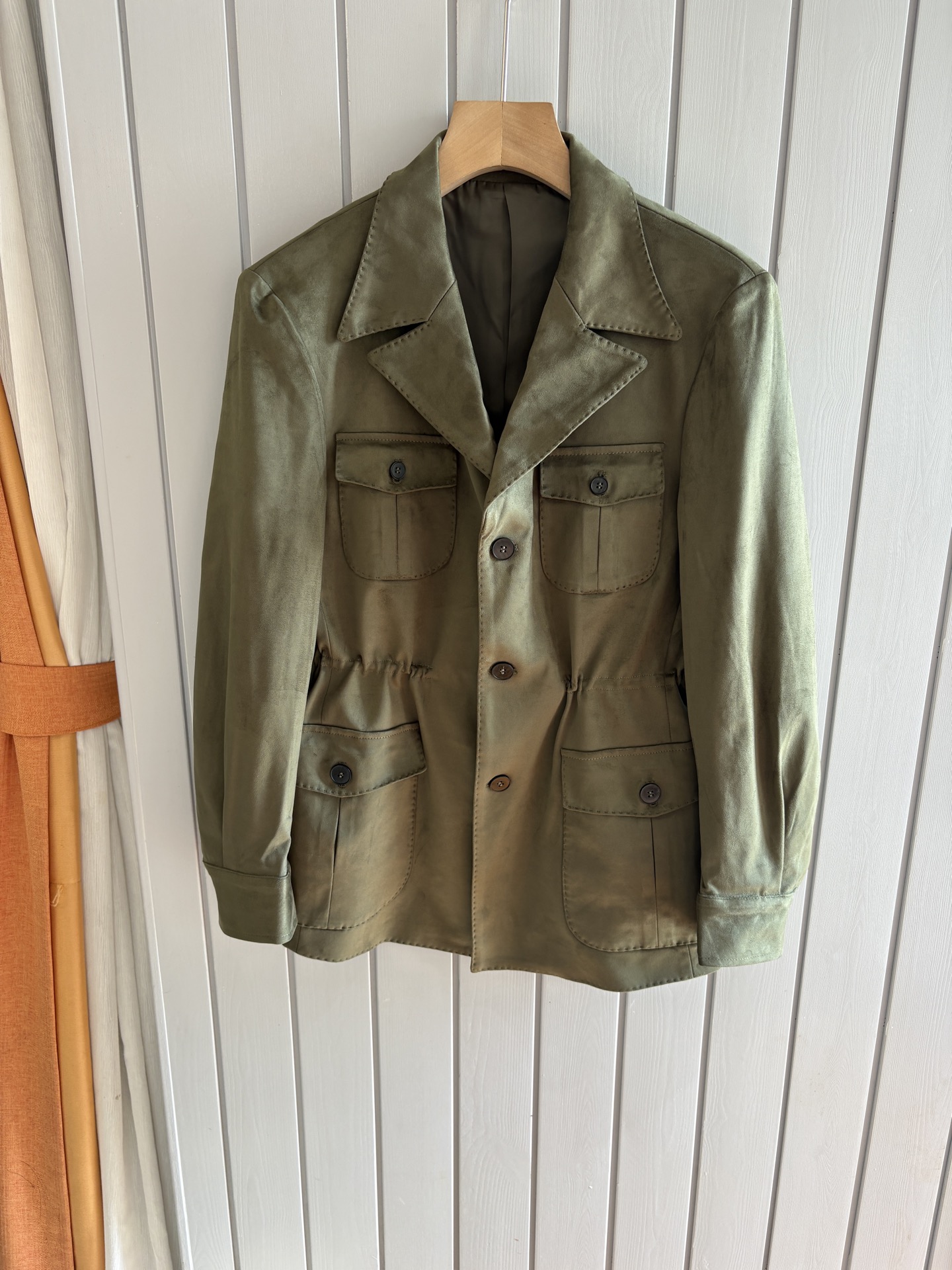 NO:613762,L, P counter's latest Italian old money style~comfortable and breathable hunting jacket, top quality products from the channel, very high-end business casual style, Italian old money style LP family new style for autumn and winter, suitable for commuting and leisure,  The placket zipper adopts the design of double zipper pullers, which can be easily recessed. The design of the stand-up collar makes it more urban elite style. The zipper pockets are inserted diagonally on the side, which is beautiful and practical. The customized high-woven vertical stripes and high-density cupro fiber lining are close-fitting, smooth and delicate. Customized original hardware zippers and labels are provided to highlight the quality control of high-luxury channels through details!  Size 48-56 (M-3XL),,loro piana,jackets & coats,jackets & coats,alexander wang19860909L,P专柜最新款意式老钱风~舒适透气猎装夹克外套,渠道顶级牛货,很高级的商务休闲风,意式老钱风LP家族秋冬新款,可通勤休闲的一款, 襟拉链采用双拉链头的设计,可轻松凹造型,立领的设计示,更显都市精英风范,侧面斜插拉链口袋,美观又实用,定制高织竖条纹高密铜氨纤维衬里,贴身爽滑细腻,客供定制原厂五金拉链,标唛,透过细节彰显出高奢渠道品控质感！ 码数48-56（M-3XL),,loro piana,jackets & coats,jackets & coats,alexander wang,Men's clothing