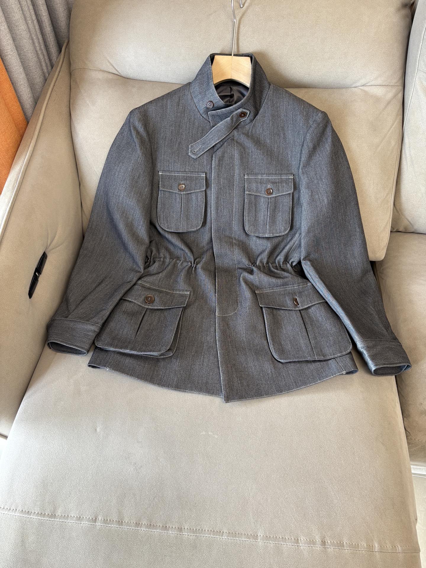 NO:528599,The latest Italian style old-fashion style for L, P counter ~ Comfortable and breathable hunting jacket, top channel goods, very high-end business casual style, Italian style old-fashion style LP family autumn and winter new style, a style for commuting and leisure, the zipper adopts a double zipper head design, which can easily concave shape, and the design of the stand-up collar shows the urban elite style, the side oblique zipper pocket is beautiful and practical, customized high-woven vertical stripes high-density copper-ammonia fiber lining, close-fitting and smooth, customized original hardware zipper and standard mark, highlighting the high-luxury channel quality control texture through details!  Count 48-56 (M-3XL), loro piana, jackets & coats, jackets & coats, alexander wang19860909L,P专柜最新款意式老钱风~舒适透气猎装夹克外套,渠道顶级牛货,很高级的商务休闲风,意式老钱风LP家族秋冬新款,可通勤休闲的一款, 襟拉链采用双拉链头的设计,可轻松凹造型,立领的设计示,更显都市精英风范,侧面斜插拉链口袋,美观又实用,定制高织竖条纹高密铜氨纤维衬里,贴身爽滑细腻,客供定制原厂五金拉链,标唛,透过细节彰显出高奢渠道品控质感！ 码数48-56（M-3XL),,loro piana,jackets & coats,jackets & coats,alexander wang,Men's clothing