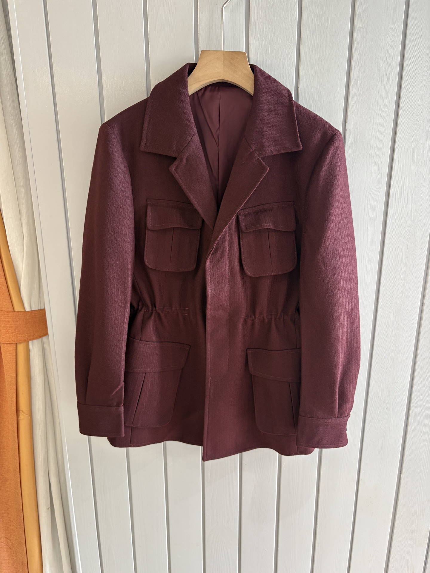 NO:529873,The latest Italian style old-fashion style for L, P counter ~ Comfortable and breathable hunting jacket, top channel goods, very high-end business and casual style, Italian style old-fashion style LP family autumn and winter new style, a style for commuting and leisure, the zipper adopts a double zipper head design, which can easily concave shape, and the design of the stand-up collar shows the urban elite style, the side oblique zipper pocket is beautiful and practical, customized high-woven vertical stripes high-density copper-ammonia fiber lining, close-fitting and smooth, customized original hardware zipper and standard mark, highlighting the high-luxury channel quality control texture through details!  Count 48-56 (M-3XL), loro piana, jackets & coats, jackets & coats, alexander wang19860909L,P专柜最新款意式老钱风~舒适透气猎装夹克外套,渠道顶级牛货,很高级的商务休闲风,意式老钱风LP家族秋冬新款,可通勤休闲的一款, 襟拉链采用双拉链头的设计,可轻松凹造型,立领的设计示,更显都市精英风范,侧面斜插拉链口袋,美观又实用,定制高织竖条纹高密铜氨纤维衬里,贴身爽滑细腻,客供定制原厂五金拉链,标唛,透过细节彰显出高奢渠道品控质感！ 码数48-56（M-3XL),,loro piana,jackets & coats,jackets & coats,alexander wang,Men's clothing