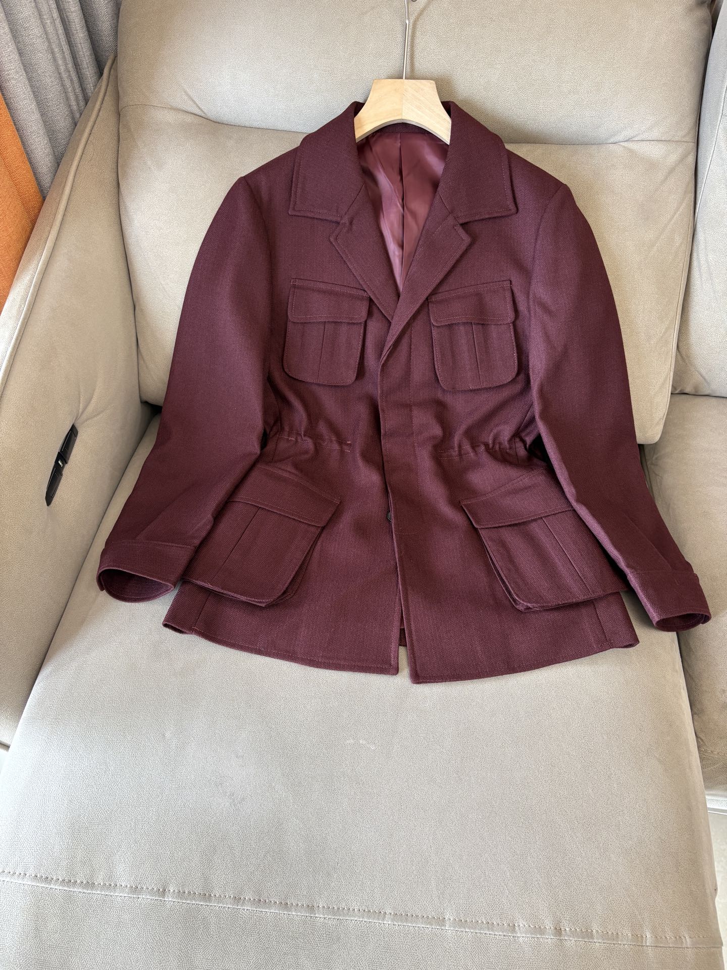 NO:613772,L, P counter's latest Italian old money style~comfortable and breathable hunting jacket, top quality products from the channel, very high-end business casual style, Italian old money style LP family new style for autumn and winter, suitable for commuting and leisure,  The placket zipper adopts the design of double zipper pullers, which can be easily recessed. The design of the stand-up collar makes it more urban elite style. The zipper pockets are inserted diagonally on the side, which is beautiful and practical. The customized high-woven vertical stripes and high-density cupro fiber lining are close-fitting, smooth and delicate. Customized original hardware zippers and labels are provided to highlight the quality control of high-luxury channels through details!  Size 48-56 (M-3XL),,loro piana,jackets & coats,jackets & coats,alexander wang19860909L,P专柜最新款意式老钱风~舒适透气猎装夹克外套,渠道顶级牛货,很高级的商务休闲风,意式老钱风LP家族秋冬新款,可通勤休闲的一款, 襟拉链采用双拉链头的设计,可轻松凹造型,立领的设计示,更显都市精英风范,侧面斜插拉链口袋,美观又实用,定制高织竖条纹高密铜氨纤维衬里,贴身爽滑细腻,客供定制原厂五金拉链,标唛,透过细节彰显出高奢渠道品控质感！ 码数48-56（M-3XL),,loro piana,jackets & coats,jackets & coats,alexander wang,Men's clothing