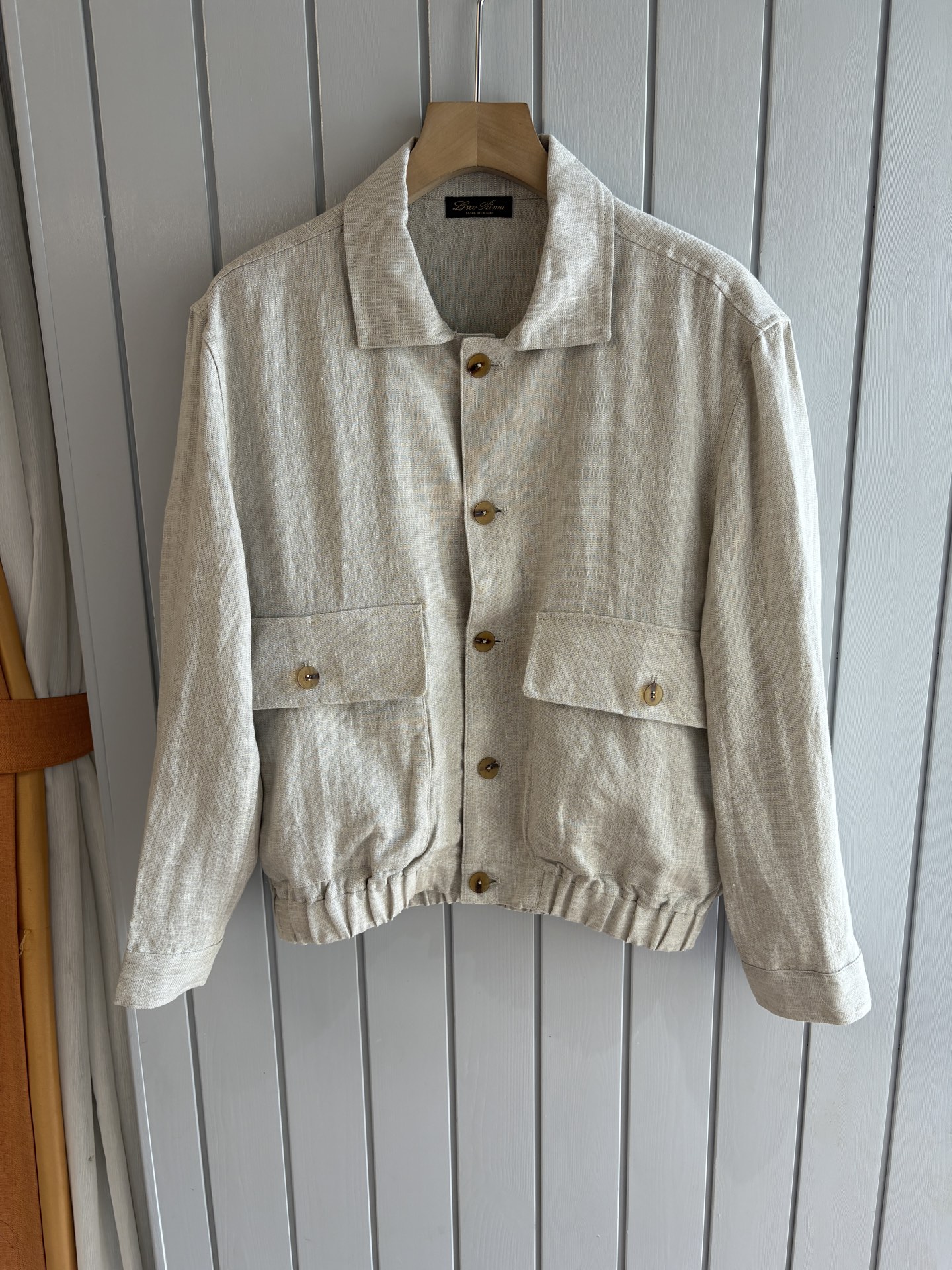 NO:549514,L, the latest Italian style old-fashion style for all-heat counters ~ Comfortable and breathable hunting jacket, top-quality channel goods, very high-end business casual style, Italian style old-fashion style LP family autumn and winter new style, zipper stand-up collar linen jacket, a style for commuting and leisure, the zipper zipper adopts a double zipper head design, can easily concave the shape, and the design of the stand-up collar shows the urban elite style, the side oblique zipper pocket is beautiful and practical, customized high-woven vertical stripes high-density copper-ammonia fiber lining, close-fitting and smooth, customized original hardware zipper and standard mark, highlighting the high-luxury channel quality control texture through details!  Count 48-56 (M-3XL), loro piana, jackets & coats, jackets & coats, alexander wang19860909L,全麻专柜最新款意式老钱风~舒适透气猎装夹克外套,渠道顶级牛货,很高级的商务休闲风,意式老钱风LP家族秋冬新款,拉链立领亚麻外套,可通勤休闲的一款, 襟拉链采用双拉链头的设计,可轻松凹造型,立领的设计示,更显都市精英风范,侧面斜插拉链口袋,美观又实用,定制高织竖条纹高密铜氨纤维衬里,贴身爽滑细腻,客供定制原厂五金拉链,标唛,透过细节彰显出高奢渠道品控质感！ 码数48-56（M-3XL),,loro piana,jackets & coats,jackets & coats,alexander wang,Men's clothing