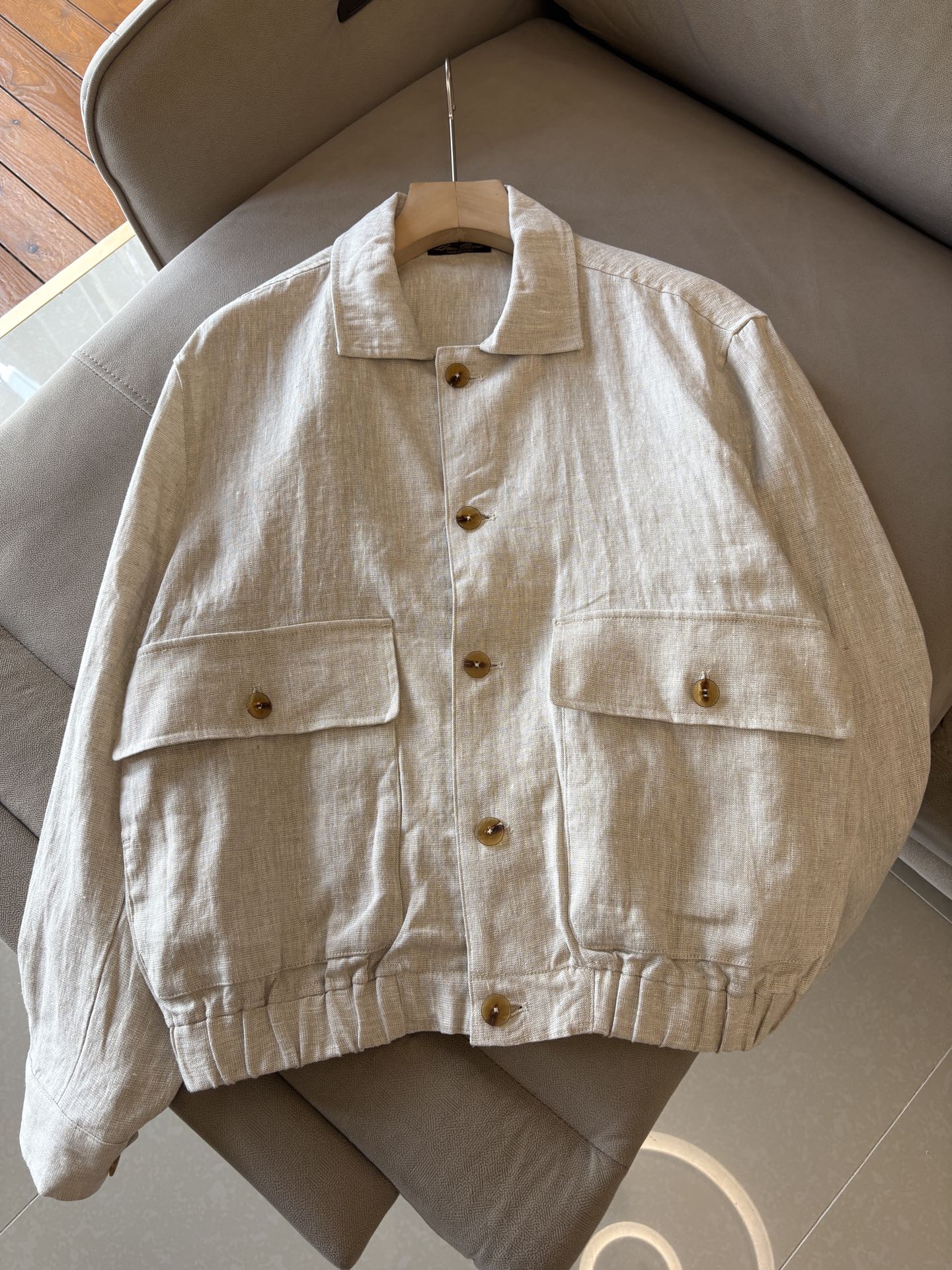 NO:530680,L, the latest Italian style old-fashion style for all-heat counters ~ Comfortable and breathable hunting jacket, top-quality channel goods, very high-end business casual style, Italian style old-fashion style LP family autumn and winter new style, zipper stand-up collar linen jacket, a style for commuting and leisure, the zipper zipper adopts a double zipper head design, can easily concave the shape, and the design of the stand-up collar shows the urban elite style, the side oblique zipper pocket is beautiful and practical, customized high-woven vertical stripes high-density copper-ammonia fiber lining, close-fitting and smooth, customized original hardware zipper and standard mark, highlighting the high-luxury channel quality control texture through details!  Count 48-56 (M-3XL), loro piana, jackets & coats, jackets & coats, alexander wang19860909L,全麻专柜最新款意式老钱风~舒适透气猎装夹克外套,渠道顶级牛货,很高级的商务休闲风,意式老钱风LP家族秋冬新款,拉链立领亚麻外套,可通勤休闲的一款, 襟拉链采用双拉链头的设计,可轻松凹造型,立领的设计示,更显都市精英风范,侧面斜插拉链口袋,美观又实用,定制高织竖条纹高密铜氨纤维衬里,贴身爽滑细腻,客供定制原厂五金拉链,标唛,透过细节彰显出高奢渠道品控质感！ 码数48-56（M-3XL),,loro piana,jackets & coats,jackets & coats,alexander wang,Men's clothing