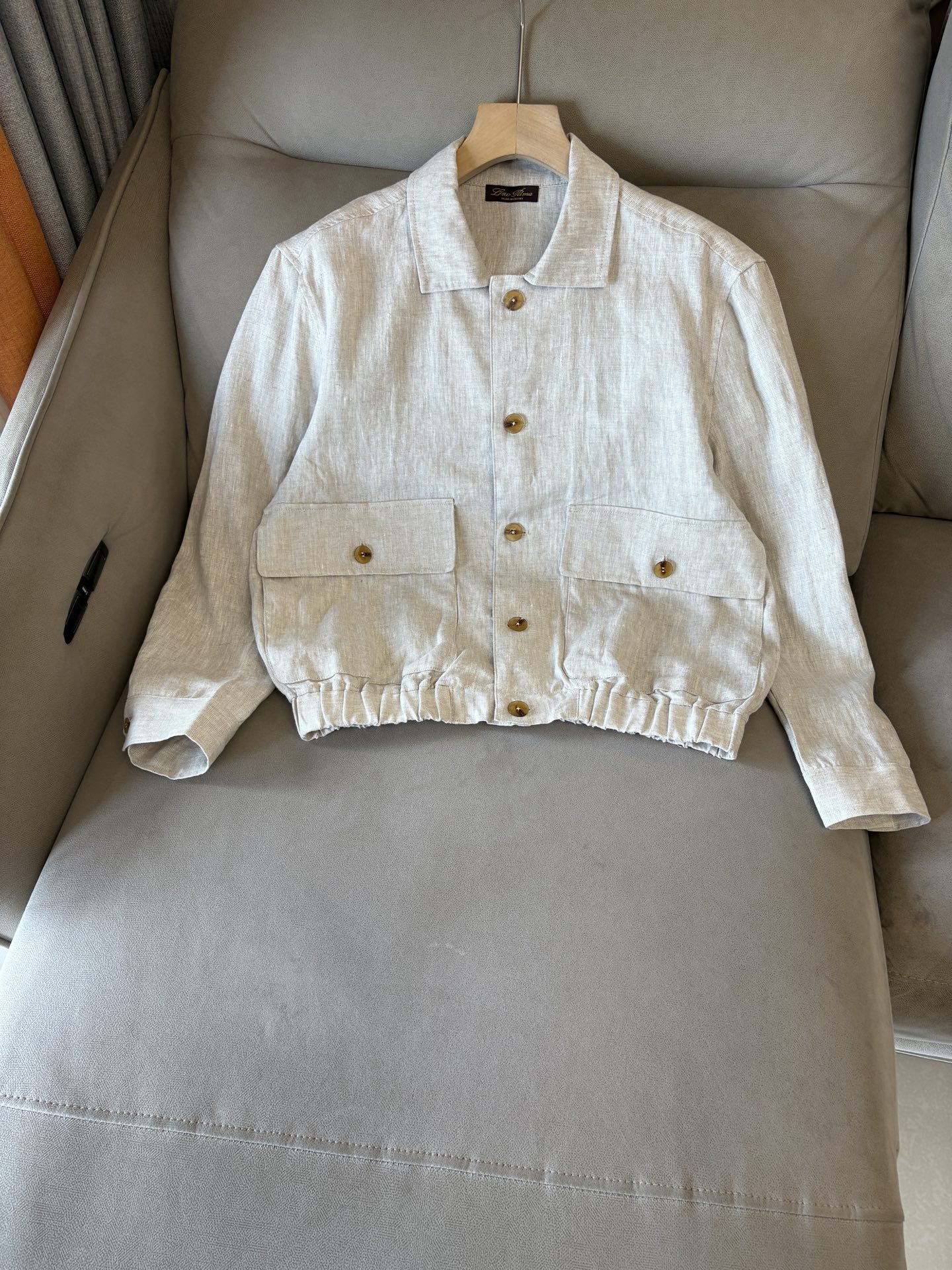 NO:530688,L, the latest Italian style old-fashion style for all-heat counters ~ Comfortable and breathable hunting jacket, top-quality channel goods, very high-end business casual style, Italian style old-fashion style LP family autumn and winter new style, zipper stand-up collar linen jacket, a style for commuting and leisure, the zipper zipper adopts a double zipper head design, can easily concave the shape, and the design of the stand-up collar shows the urban elite style, the side oblique zipper pocket is beautiful and practical, customized high-woven vertical stripes high-density copper-ammonia fiber lining, close-fitting and smooth, customized original hardware zipper and standard mark, highlighting the high-luxury channel quality control texture through details!  Count 48-56 (M-3XL), loro piana, jackets & coats, jackets & coats, alexander wang19860909L,全麻专柜最新款意式老钱风~舒适透气猎装夹克外套,渠道顶级牛货,很高级的商务休闲风,意式老钱风LP家族秋冬新款,拉链立领亚麻外套,可通勤休闲的一款, 襟拉链采用双拉链头的设计,可轻松凹造型,立领的设计示,更显都市精英风范,侧面斜插拉链口袋,美观又实用,定制高织竖条纹高密铜氨纤维衬里,贴身爽滑细腻,客供定制原厂五金拉链,标唛,透过细节彰显出高奢渠道品控质感！ 码数48-56（M-3XL),,loro piana,jackets & coats,jackets & coats,alexander wang,Men's clothing