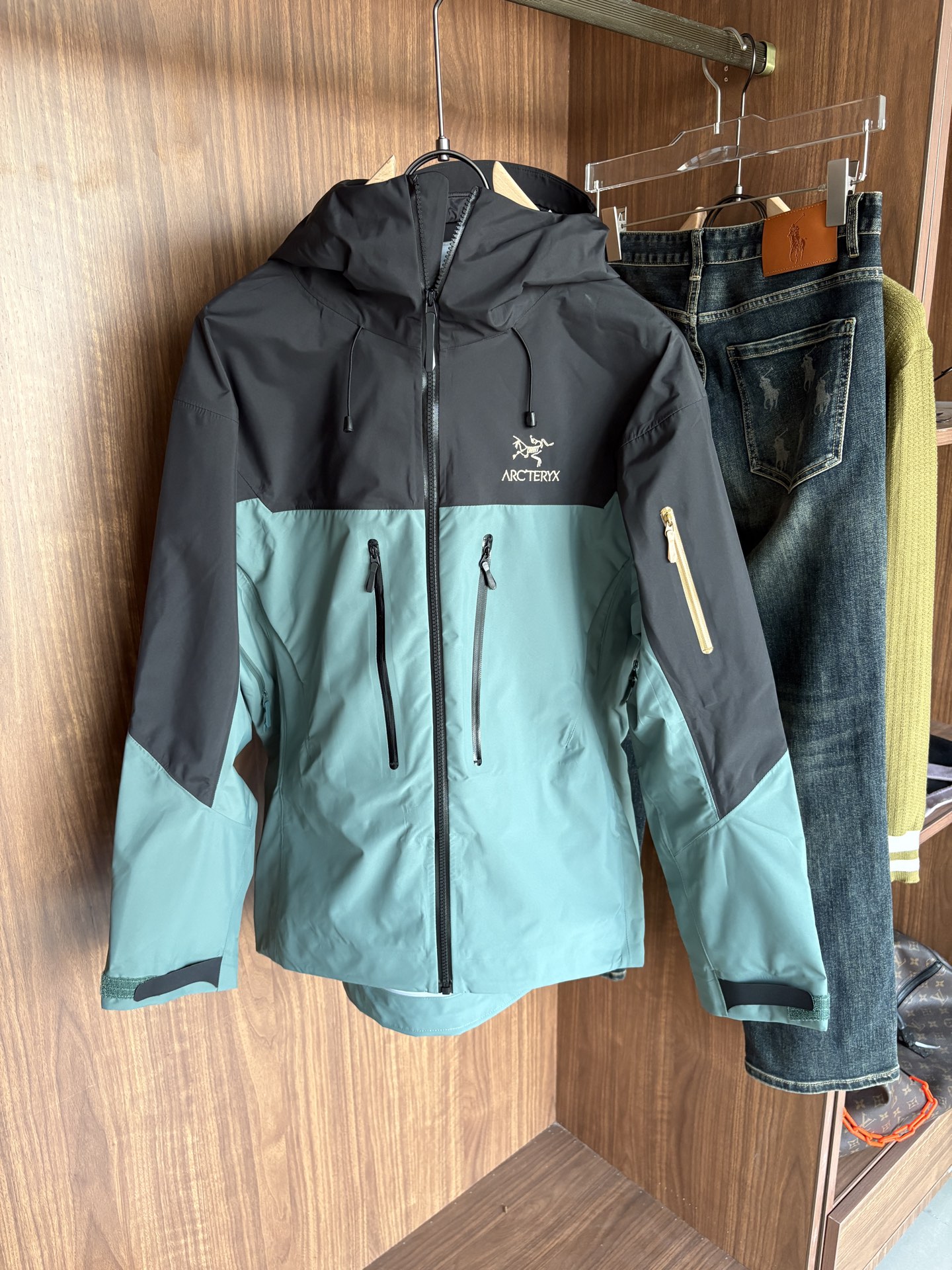 NO:530689,Top-up Beta SL jacket is a high-performance jacket designed for outdoor adventure. It is made of GORE-TEX fabric. It has excellent waterproof and breathable properties to ensure that it remains dry and comfortable in bad weather. Its high-quality design makes it easy to carry and is ideal for long-term hiking and traveling. The new Beta SL color is not only fashionable and eye-catching, but also increases visibility during outdoor activities and improves safety. The unique StormHood hood design provides comprehensive head protection without affecting the field of view. The underarm zipper design enhances breathability and prevents overheating. Whether it is mountaineering, hiking or daily commuting, the Archaeoptera Beta SL Sequoia jacket is an indispensable choice for you. Size M-XXXL, arc'teryx, jackets & coats,hats,alexander wang19860909爆款 顶配 Beta SL冲锋衣是一款专为户外探险设计的高性能外套. 采用GORE-TEX 面料. 具备卓越的防水透气性能,确保在恶劣天气下依然保持干爽舒适. 其高质量设计使其便于携带,非常适合长时间的徒步和旅行. Beta SL新色不仅时尚亮眼,还增加了户外活动中的可见性,提升安全性.独特的 StormHood帽兜设计,提供全面的头部保护,同时不影响视野. 腋下拉链设计增强了透气性,防止过热.无论是登山、徒步还是日常通勤,始祖鸟Beta SL红杉色冲锋衣都是您不可或缺的理想选择. 尺码M-XXXL,arc'teryx,jackets & coats,hats,alexander wang,Men's clothing