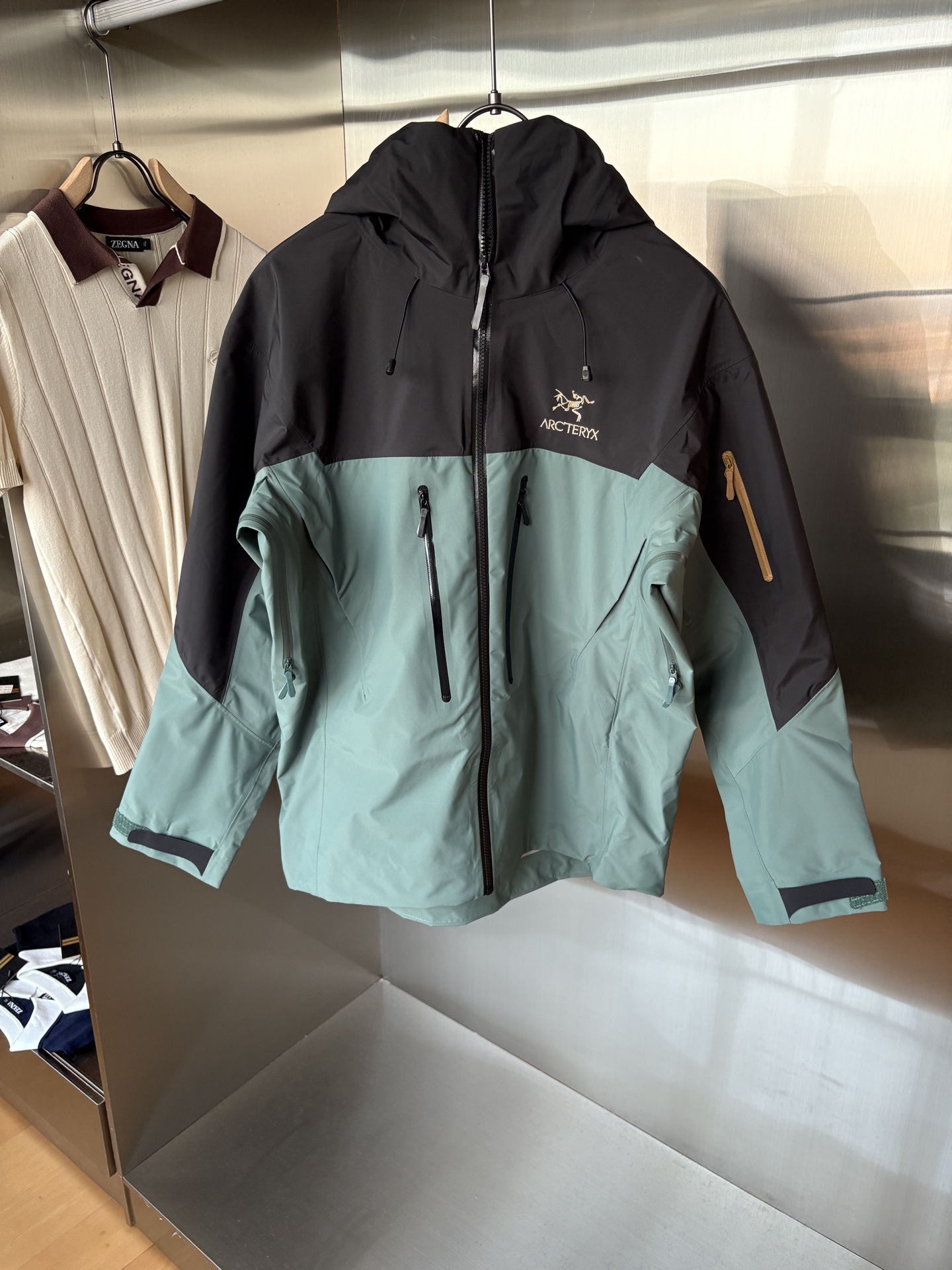 NO:528591,Top-up Beta SL jacket is a high-performance jacket designed for outdoor adventure. It is made of GORE-TEX fabric. It has excellent waterproof and breathable properties to ensure that it remains dry and comfortable in bad weather. Its high-quality design makes it easy to carry and is ideal for long-term hiking and traveling. The new Beta SL color is not only fashionable and eye-catching, but also increases visibility during outdoor activities and improves safety. The unique StormHood hood design provides comprehensive head protection without affecting the field of view. The underarm zipper design enhances breathability and prevents overheating. Whether it is mountaineering, hiking or daily commuting, the Archaeoptera Beta SL Sequoia jacket is an indispensable choice for you. Size M-XXXL, arc'teryx, jackets & coats,hats,alexander wang19860909爆款 顶配 Beta SL冲锋衣是一款专为户外探险设计的高性能外套. 采用GORE-TEX 面料. 具备卓越的防水透气性能,确保在恶劣天气下依然保持干爽舒适. 其高质量设计使其便于携带,非常适合长时间的徒步和旅行. Beta SL新色不仅时尚亮眼,还增加了户外活动中的可见性,提升安全性.独特的 StormHood帽兜设计,提供全面的头部保护,同时不影响视野. 腋下拉链设计增强了透气性,防止过热.无论是登山、徒步还是日常通勤,始祖鸟Beta SL红杉色冲锋衣都是您不可或缺的理想选择. 尺码M-XXXL,arc'teryx,jackets & coats,hats,alexander wang,Men's clothing