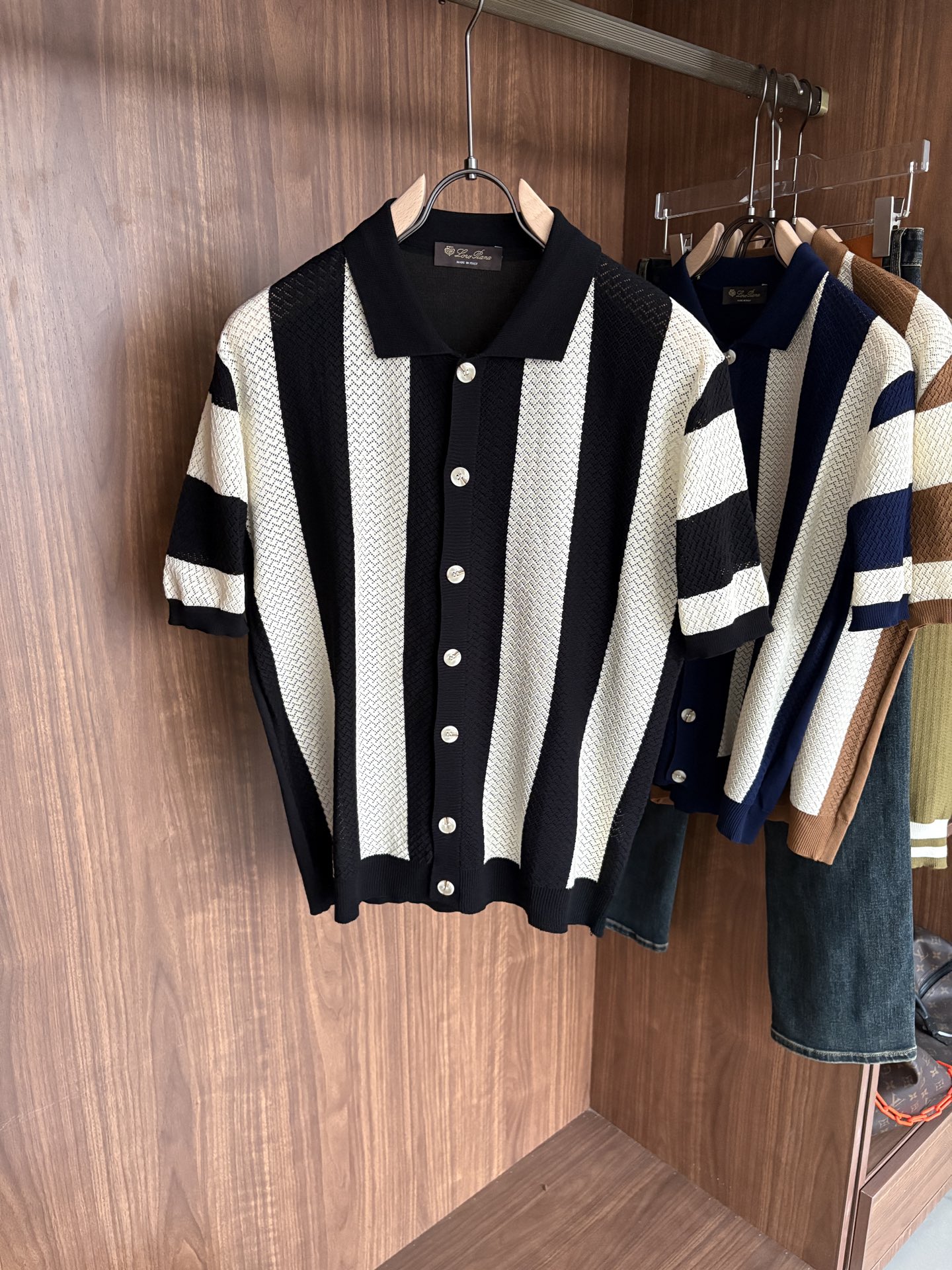 NO:526436,Time-consuming King' diamond jacquard design selects ultra-fine high-quality yarn lapel short-sleeved men's collection 'Time-consuming King' round neck and elegant craftsmanship, which is high-end when touching the skin. Craftsmanship and diamond hollow jacquard, three-dimensional diamond jacquard that takes several months to carve, woven architectural aesthetic texture between warp and weft, and the light and shadow penetrate, showing low-key luxury when light and shadow penetrate, and every move shows low-key luxury. Classic grid lapel short-sleeved design Simple lapel outlines neat lines, short-sleeved cut adapts to multiple scenes - layered suits during business meetings show elegance, casual wear reveals gentleman's taste, and the collection style never fades. The ultimate quality testimony of details Precision turning ensures that the seams are flat, the bone position is reinforced and durable without deformation; the neckline threads have been washed and tested, and they are still as crisp as new as they wear for a long time, and every detail is a testimony of 'time-consuming'. Code M-3XL001  020, T-shirt,business suit,alexander wang19860909耗时王”菱形提花设计甄选超细优质纱线翻领短袖男士典藏款「耗时王」圆领奢雅工艺,触肤即高阶. 匠心底蕴菱形镂空提花 耗时数月雕琢的立体菱形提花,经纬间织就建筑美学肌理,光影穿透时显隐交错,举手投足尽展低调奢华. 经典型格翻领短袖设计 简约翻领勾勒利落线条,短袖剪裁适配多场景——商务会晤时叠搭西装显儒雅,休闲时光单穿流露绅士品味,典藏款型永不褪色. 细节至臻品质见证 精密车工确保接缝平整,骨位加固耐穿不变形；领口螺纹经水洗测试,久穿仍挺括如新,每一处细节皆为「耗时」证言. 码数M-3XL001 020,,T-shirt,business suit,alexander wang,Men's clothing