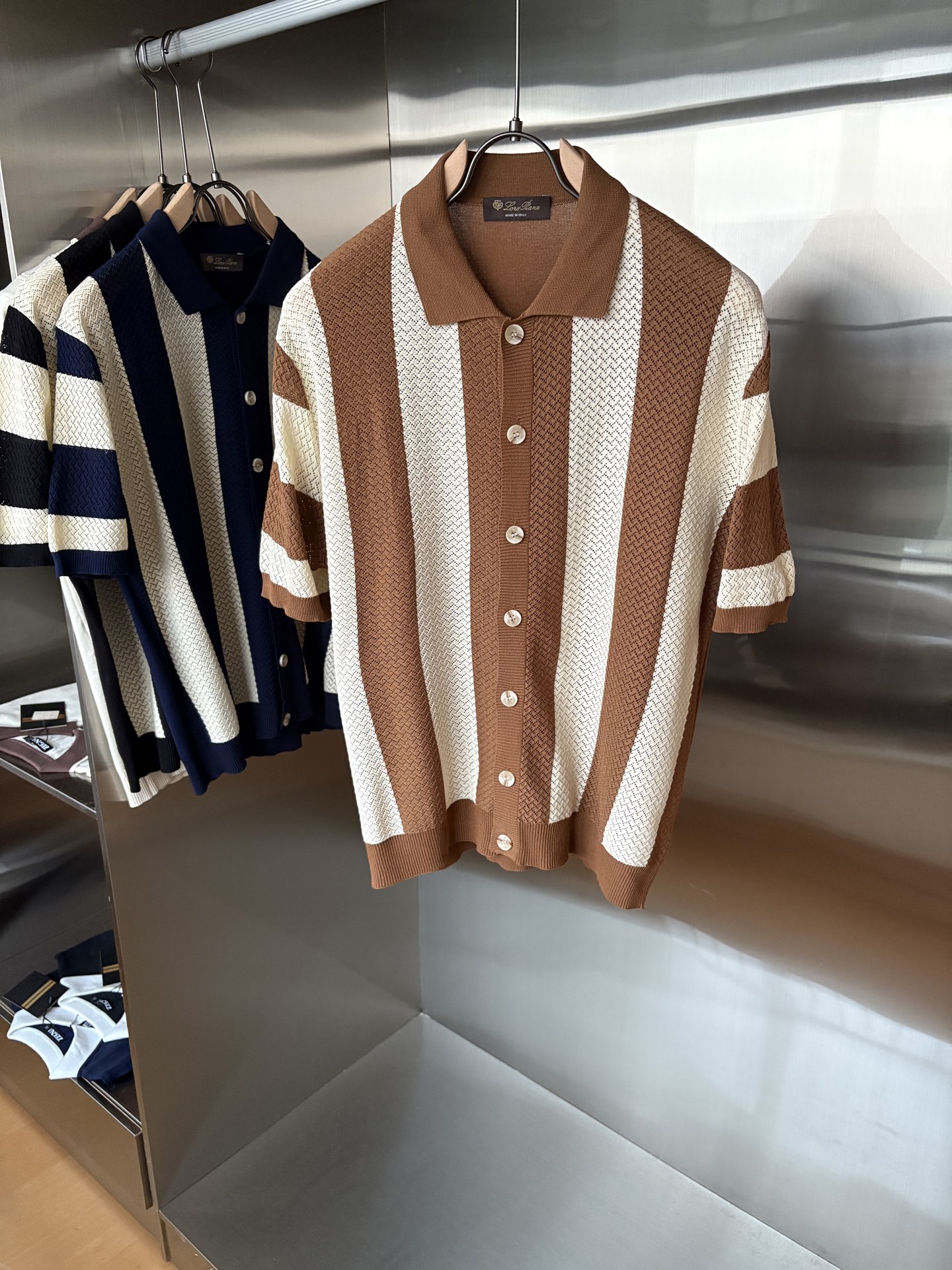 NO:524292,Time-consuming King' diamond jacquard design selects ultra-fine high-quality yarn lapel short-sleeved men's collection 'Time-consuming King' round neck and elegant craftsmanship, which is high-end when touching the skin. Craftsmanship and diamond hollow jacquard, three-dimensional diamond jacquard that takes several months to carve, woven architectural aesthetic texture between warp and weft, and the light and shadow penetrate, showing low-key luxury when light and shadow penetrate, and every move shows low-key luxury. Classic grid lapel short-sleeved design Simple lapel outlines neat lines, short-sleeved cut adapts to multiple scenes - layered suits during business meetings show elegance, casual wear reveals gentleman's taste, and the collection style never fades. The ultimate quality testimony of details Precision turning ensures that the seams are flat, the bone position is reinforced and durable without deformation; the neckline threads have been washed and tested, and they are still as crisp as new as they wear for a long time, and every detail is a testimony of 'time-consuming'. Code M-3XL001  020, T-shirt,business suit,alexander wang19860909耗时王”菱形提花设计甄选超细优质纱线翻领短袖男士典藏款「耗时王」圆领奢雅工艺,触肤即高阶. 匠心底蕴菱形镂空提花 耗时数月雕琢的立体菱形提花,经纬间织就建筑美学肌理,光影穿透时显隐交错,举手投足尽展低调奢华. 经典型格翻领短袖设计 简约翻领勾勒利落线条,短袖剪裁适配多场景——商务会晤时叠搭西装显儒雅,休闲时光单穿流露绅士品味,典藏款型永不褪色. 细节至臻品质见证 精密车工确保接缝平整,骨位加固耐穿不变形；领口螺纹经水洗测试,久穿仍挺括如新,每一处细节皆为「耗时」证言. 码数M-3XL001 020,,T-shirt,business suit,alexander wang,Men's clothing