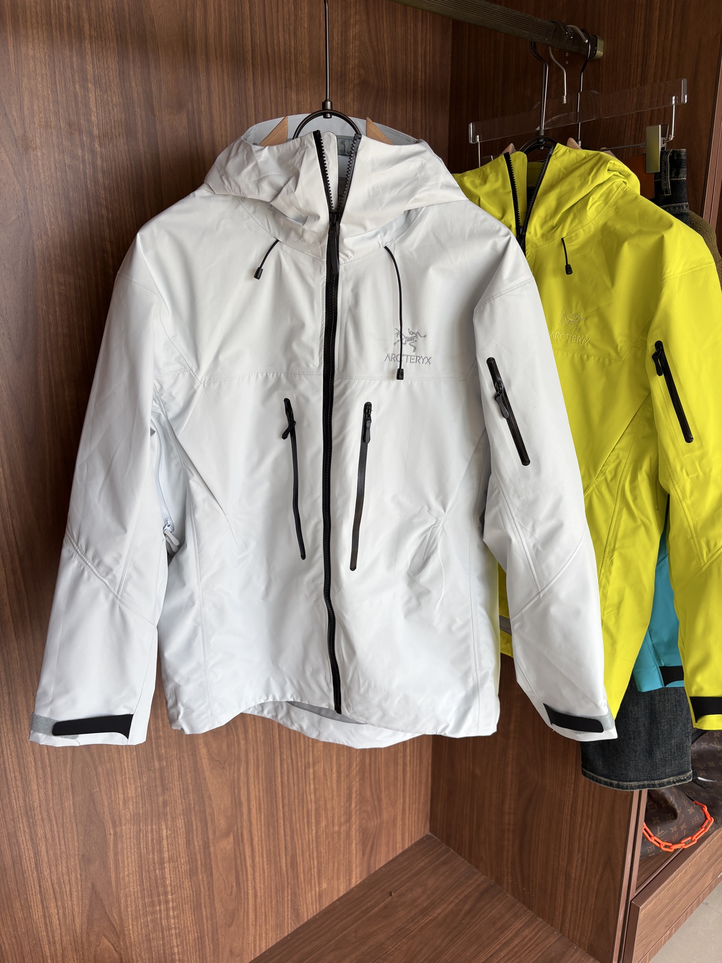 NO:528595,Top-up Beta SL jacket is a high-performance jacket designed for outdoor adventure. It is made of GORE-TEX fabric. It has excellent waterproof and breathable properties to ensure that it remains dry and comfortable in bad weather. Its high-quality design makes it easy to carry and is ideal for long-term hiking and traveling. The new Beta SL color is not only fashionable and eye-catching, but also increases visibility during outdoor activities and improves safety. The unique StormHood hood design provides comprehensive head protection without affecting the field of view. The underarm zipper design enhances breathability and prevents overheating. Whether it is mountaineering, hiking or daily commuting, the Archaeoptera Beta SL Sequoia jacket is an indispensable choice for you. Size M-XXXL, arc'teryx, jackets & coats,hats,alexander wang19860909爆款 顶配 Beta SL冲锋衣是一款专为户外探险设计的高性能外套. 采用GORE-TEX 面料. 具备卓越的防水透气性能,确保在恶劣天气下依然保持干爽舒适. 其高质量设计使其便于携带,非常适合长时间的徒步和旅行. Beta SL新色不仅时尚亮眼,还增加了户外活动中的可见性,提升安全性.独特的 StormHood帽兜设计,提供全面的头部保护,同时不影响视野. 腋下拉链设计增强了透气性,防止过热.无论是登山、徒步还是日常通勤,始祖鸟Beta SL红杉色冲锋衣都是您不可或缺的理想选择. 尺码M-XXXL,arc'teryx,jackets & coats,hats,alexander wang,Men's clothing