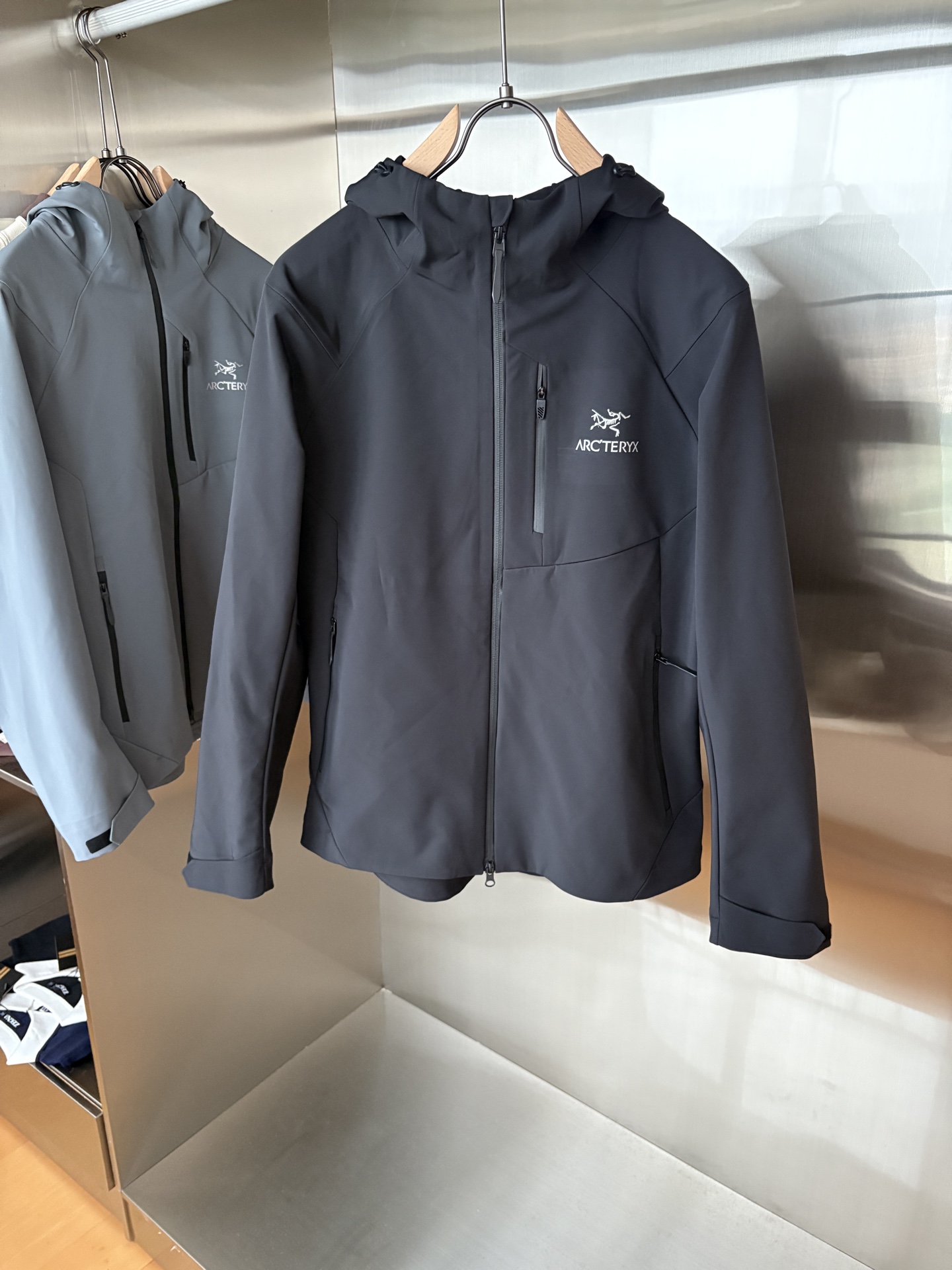 NO:523625,Top-up Beta SL jacket is a high-performance jacket designed for outdoor adventure. It is made of GORE-TEX fabric. It has excellent waterproof and breathable properties to ensure that it remains dry and comfortable in bad weather. Its high-quality design makes it easy to carry and is ideal for long-term hiking and traveling. The new Beta SL color is not only fashionable and eye-catching, but also increases visibility during outdoor activities and improves safety. The unique StormHood hood design provides comprehensive head protection without affecting the field of view. The underarm zipper design enhances breathability and prevents overheating. Whether it is mountaineering, hiking or daily commuting, the Archaeoptera Beta SL Sequoia jacket is an indispensable choice for you. Size M-XXXL, arc'teryx, jackets & coats,hats,alexander wang19860909爆款 顶配 Beta SL冲锋衣是一款专为户外探险设计的高性能外套. 采用GORE-TEX 面料. 具备卓越的防水透气性能,确保在恶劣天气下依然保持干爽舒适. 其高质量设计使其便于携带,非常适合长时间的徒步和旅行. Beta SL新色不仅时尚亮眼,还增加了户外活动中的可见性,提升安全性.独特的 StormHood帽兜设计,提供全面的头部保护,同时不影响视野. 腋下拉链设计增强了透气性,防止过热.无论是登山、徒步还是日常通勤,始祖鸟Beta SL红杉色冲锋衣都是您不可或缺的理想选择. 尺码M-XXXL,arc'teryx,jackets & coats,hats,alexander wang,Men's clothing