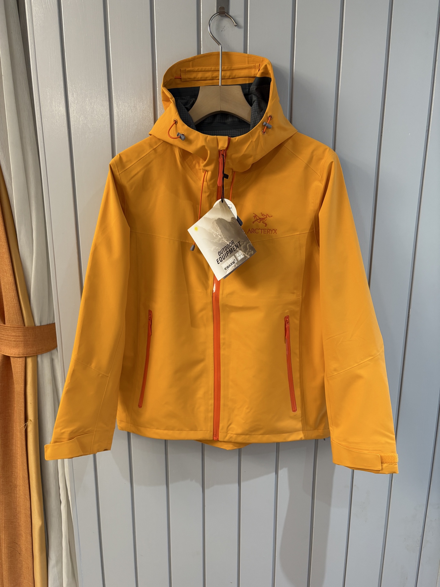 NO:531212,Top-up Beta SL jacket is a high-performance jacket designed for outdoor adventure. It is made of GORE-TEX fabric. It has excellent waterproof and breathable properties to ensure that it remains dry and comfortable in bad weather. Its high-quality design makes it easy to carry and is ideal for long-term hiking and traveling. The new Beta SL color is not only fashionable and eye-catching, but also increases visibility during outdoor activities and improves safety. The unique StormHood hood design provides comprehensive head protection without affecting the field of view. The underarm zipper design enhances breathability and prevents overheating. Whether it is mountaineering, hiking or daily commuting, the Archaeoptera Beta SL Sequoia jacket is an indispensable choice for you. Color black Size M-XXXL, arc'teryx, jackets & coats,hats,alexander  wang19860909爆款 顶配 Beta SL冲锋衣是一款专为户外探险设计的高性能外套. 采用GORE-TEX 面料. 具备卓越的防水透气性能,确保在恶劣天气下依然保持干爽舒适. 其高质量设计使其便于携带,非常适合长时间的徒步和旅行. Beta SL新色不仅时尚亮眼,还增加了户外活动中的可见性,提升安全性.独特的 StormHood帽兜设计,提供全面的头部保护,同时不影响视野. 腋下拉链设计增强了透气性,防止过热.无论是登山、徒步还是日常通勤,始祖鸟Beta SL红杉色冲锋衣都是您不可或缺的理想选择. 颜色黑色 尺码M-XXXL,arc'teryx,jackets & coats,hats,alexander wang,Men's clothing