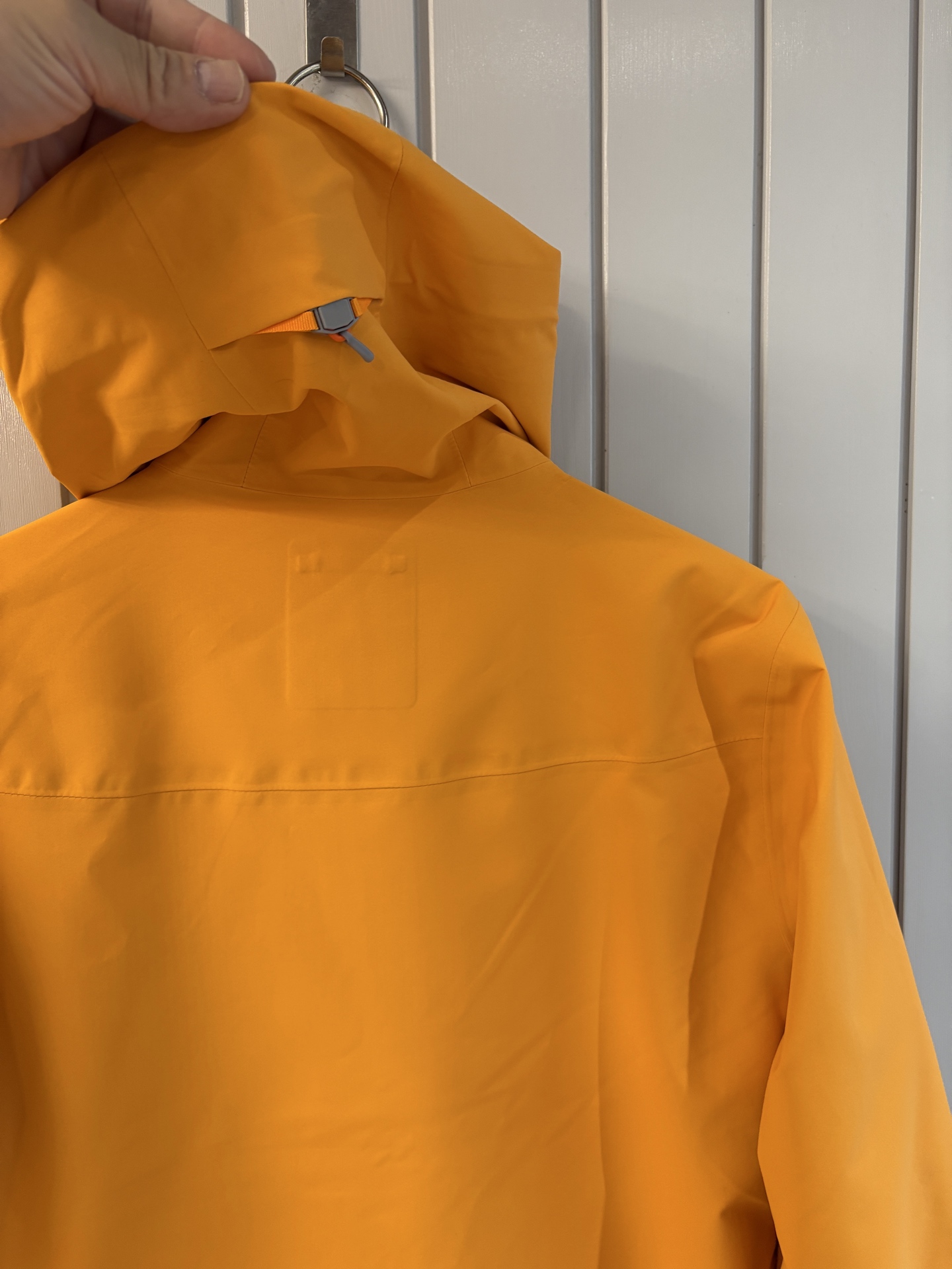 爆款 顶配 Beta SL冲锋衣是一款专为户外探险设计的高性能外套。采用GORE-TEX 面料。具备卓越