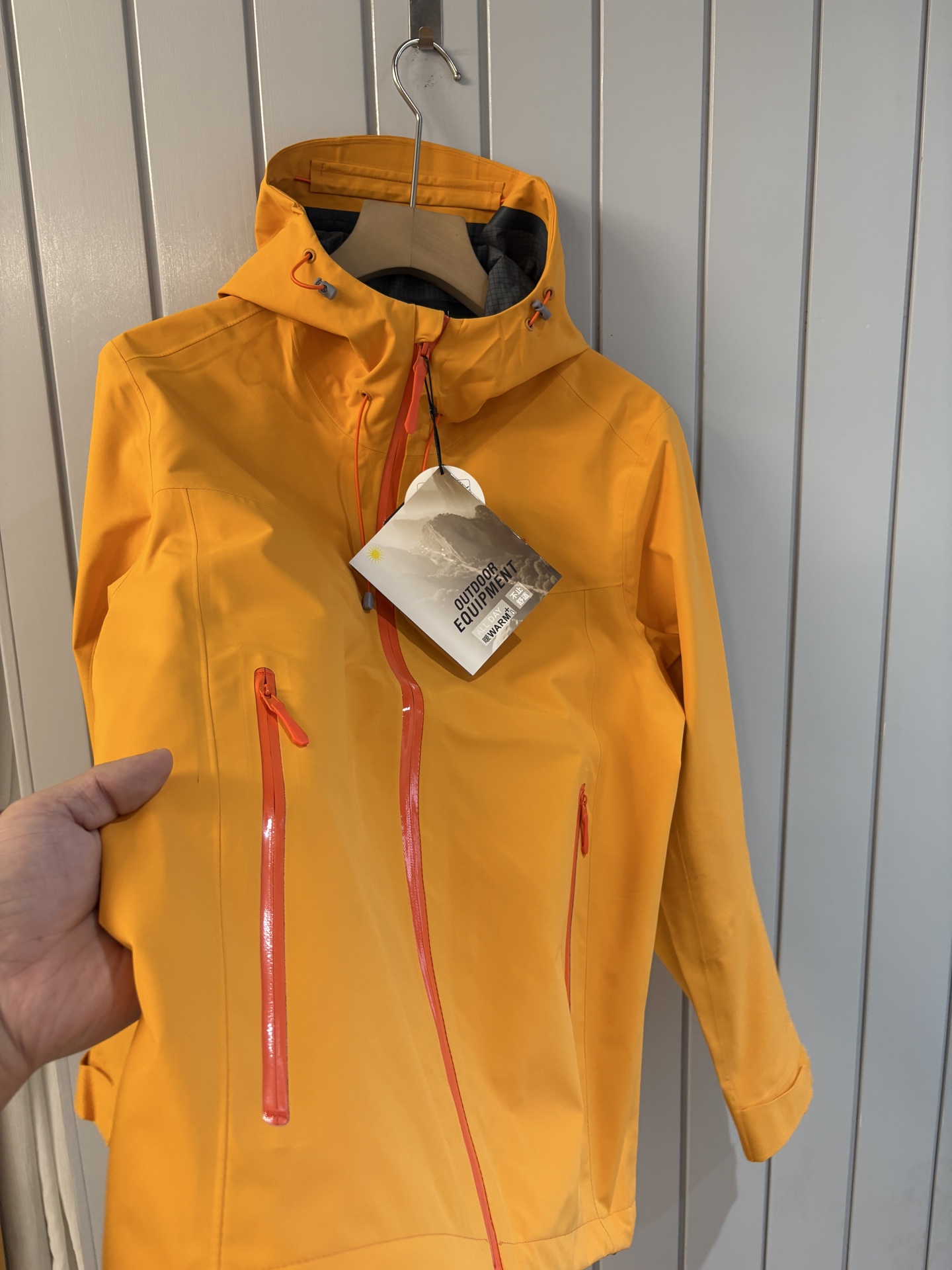 爆款 顶配 Beta SL冲锋衣是一款专为户外探险设计的高性能外套。采用GORE-TEX 面料。具备卓越