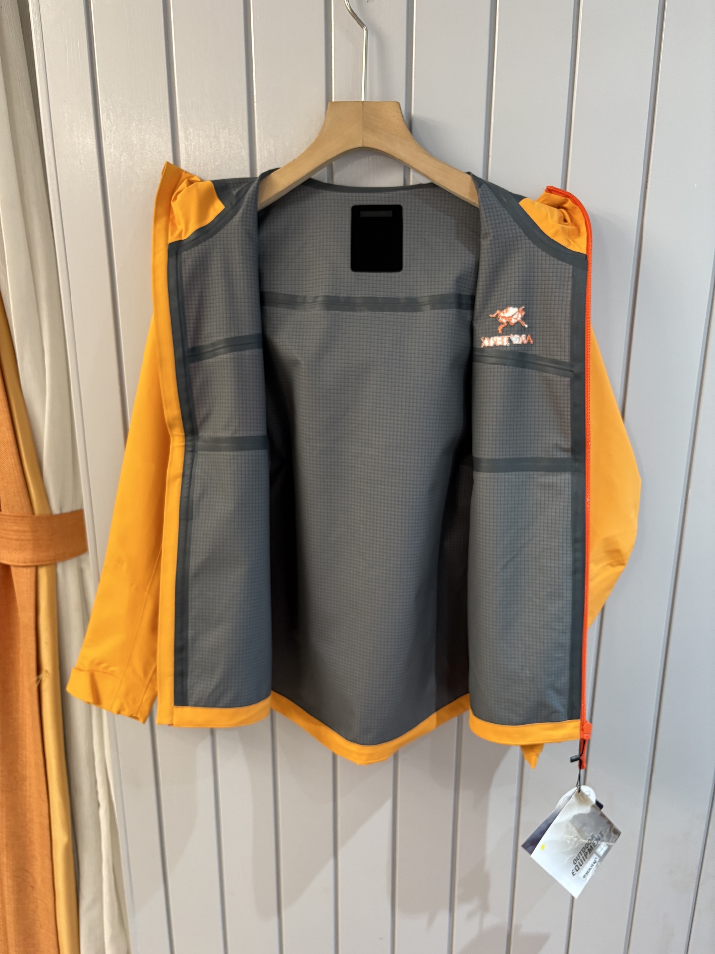 爆款 顶配 Beta SL冲锋衣是一款专为户外探险设计的高性能外套。采用GORE-TEX 面料。具备卓越