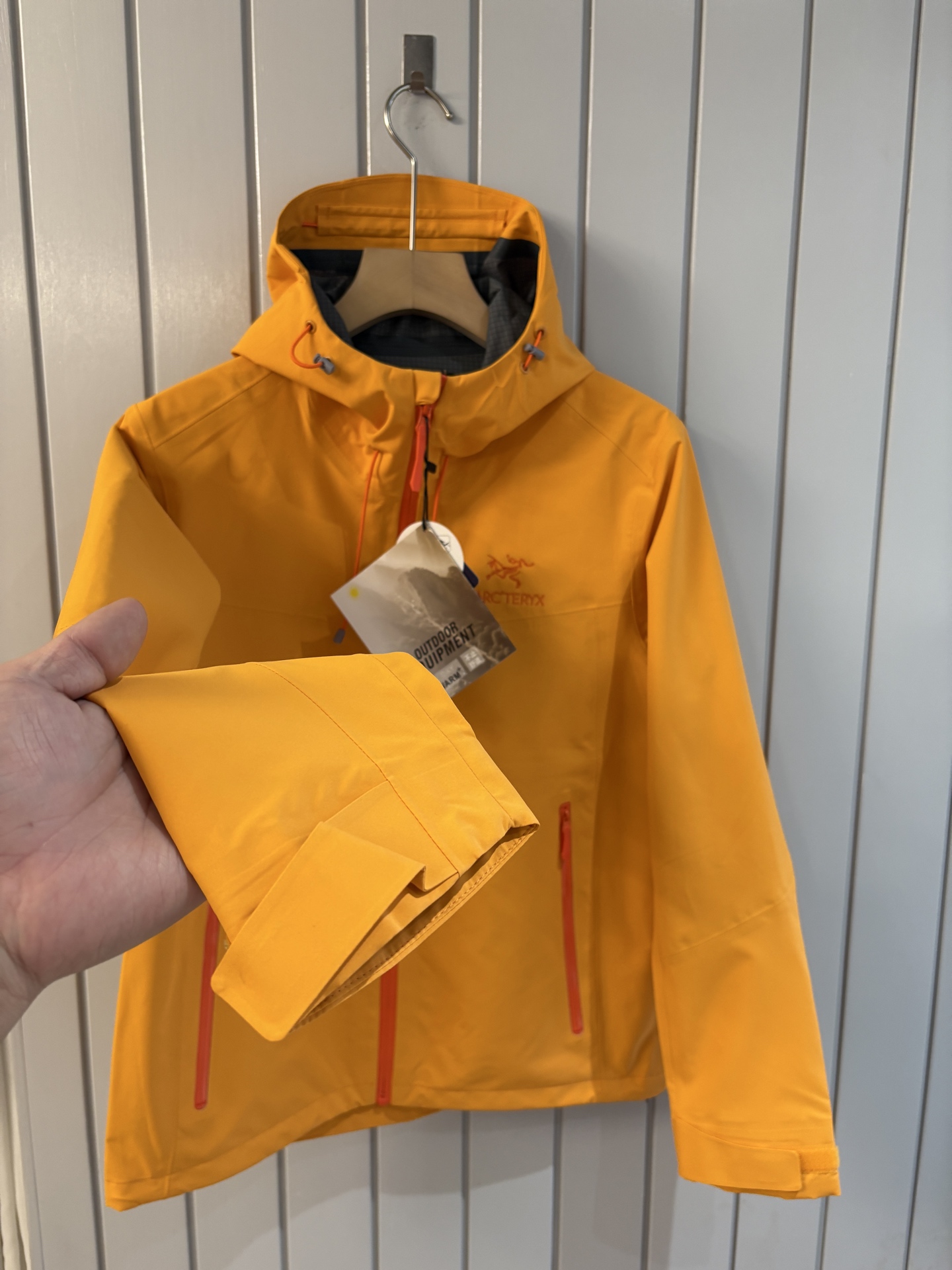 爆款 顶配 Beta SL冲锋衣是一款专为户外探险设计的高性能外套。采用GORE-TEX 面料。具备卓越