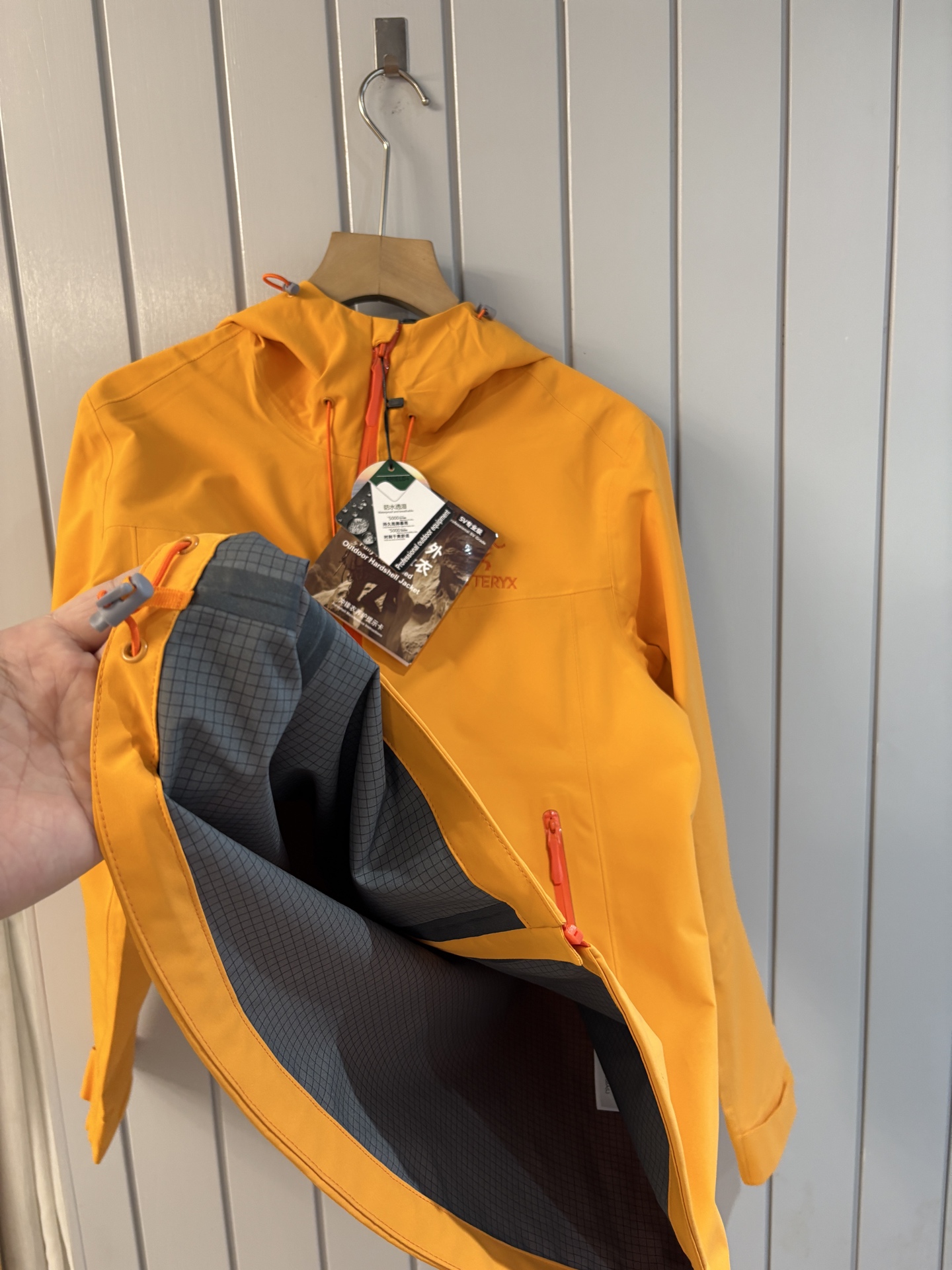 爆款 顶配 Beta SL冲锋衣是一款专为户外探险设计的高性能外套。采用GORE-TEX 面料。具备卓越