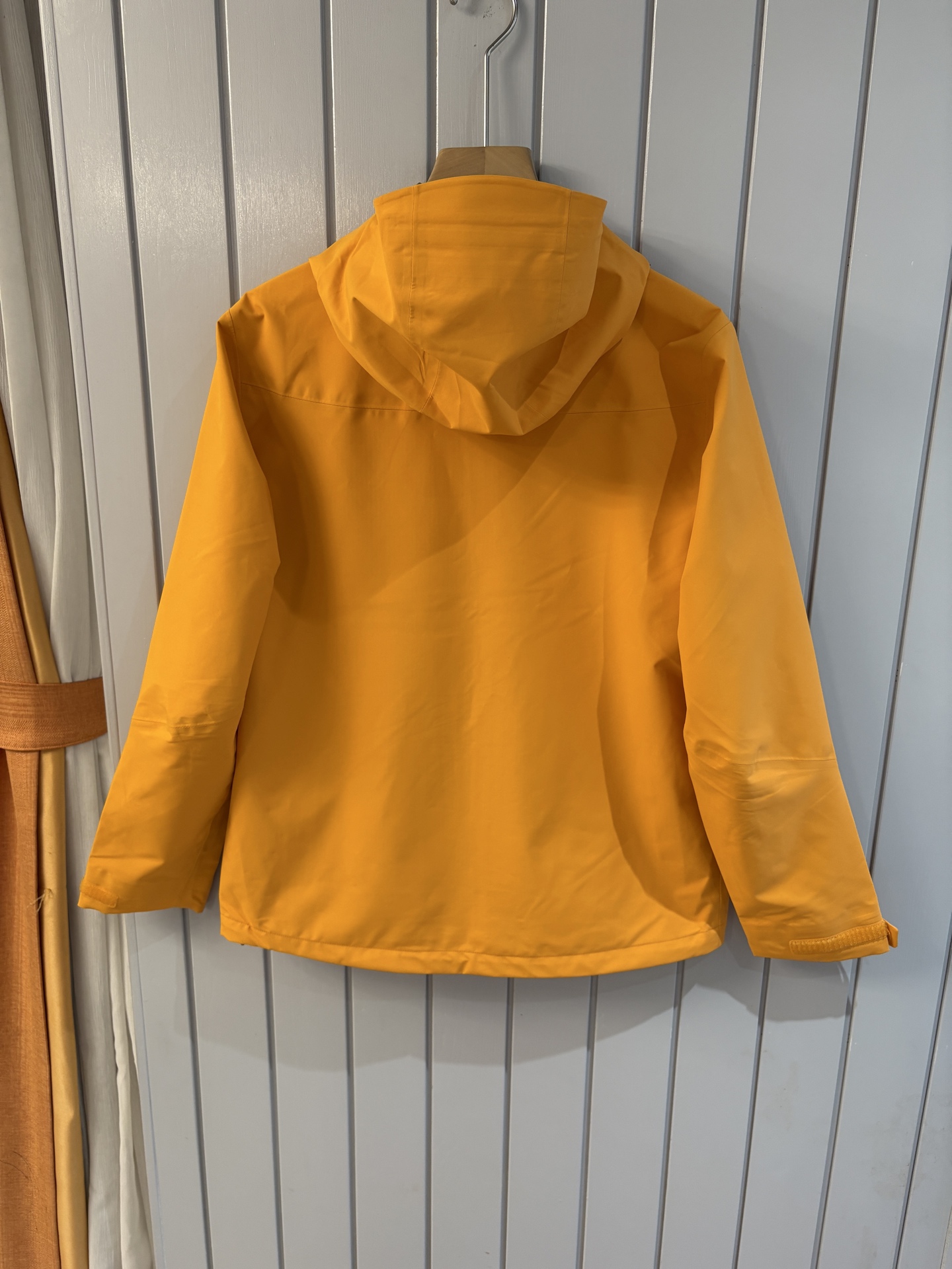 爆款 顶配 Beta SL冲锋衣是一款专为户外探险设计的高性能外套。采用GORE-TEX 面料。具备卓越