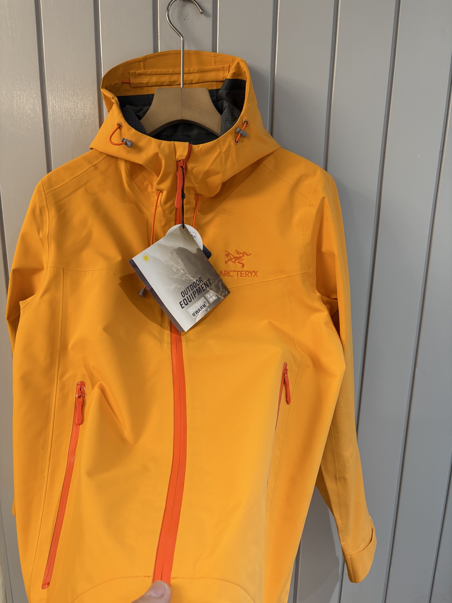 爆款 顶配 Beta SL冲锋衣是一款专为户外探险设计的高性能外套。采用GORE-TEX 面料。具备卓越