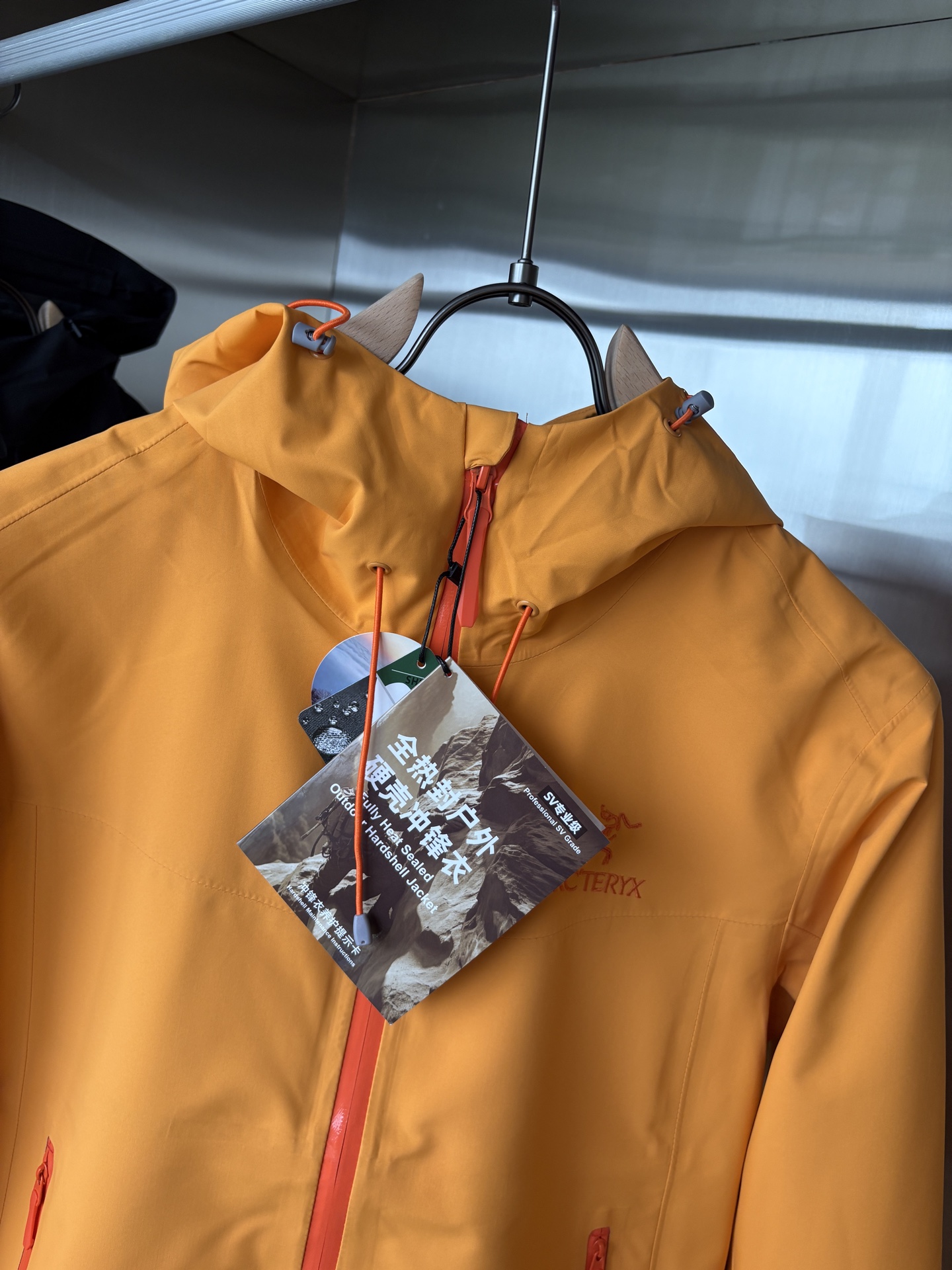 爆款 顶配 Beta SL冲锋衣是一款专为户外探险设计的高性能外套。采用GORE-TEX 面料。具备卓越