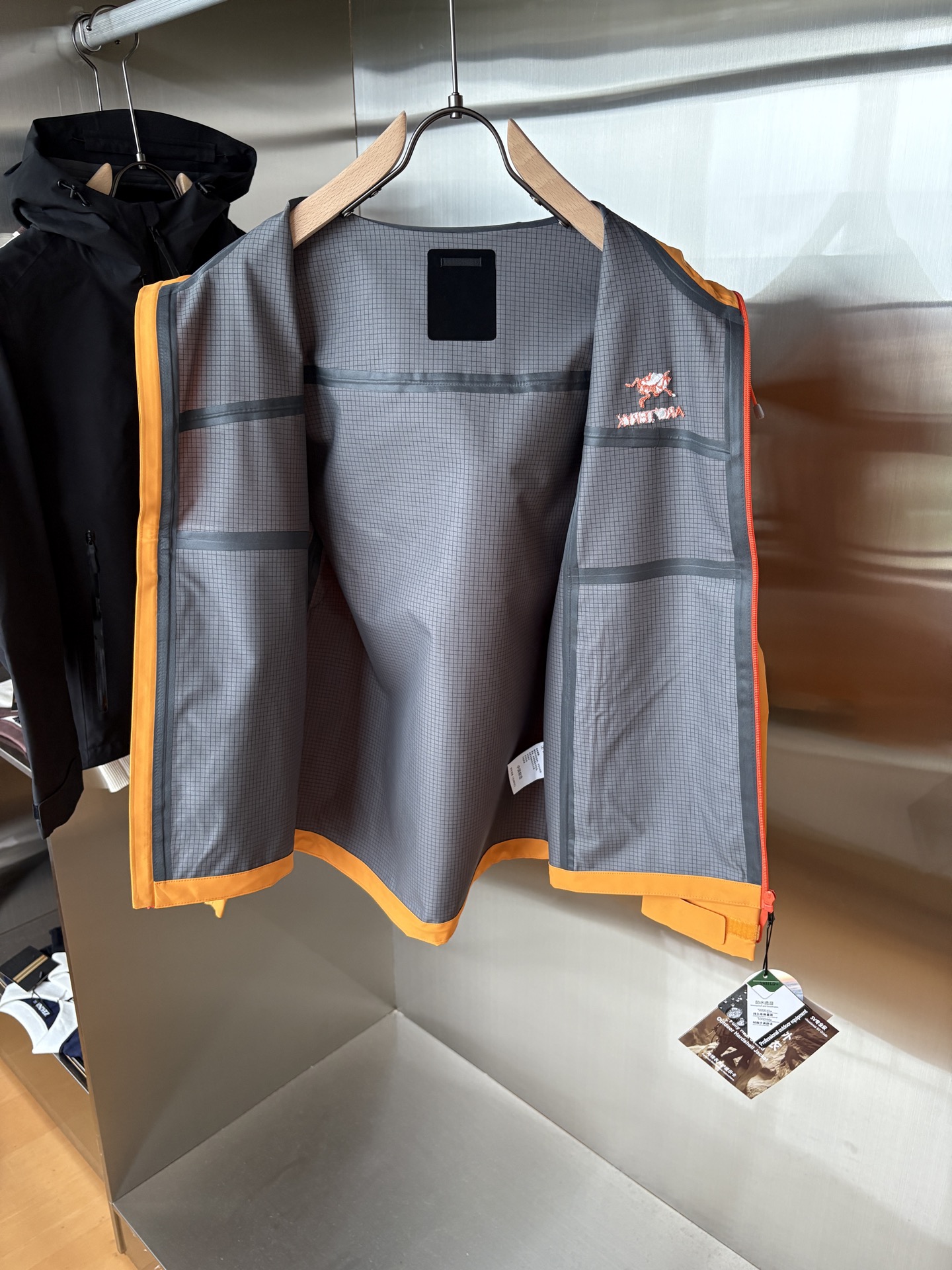 爆款 顶配 Beta SL冲锋衣是一款专为户外探险设计的高性能外套。采用GORE-TEX 面料。具备卓越