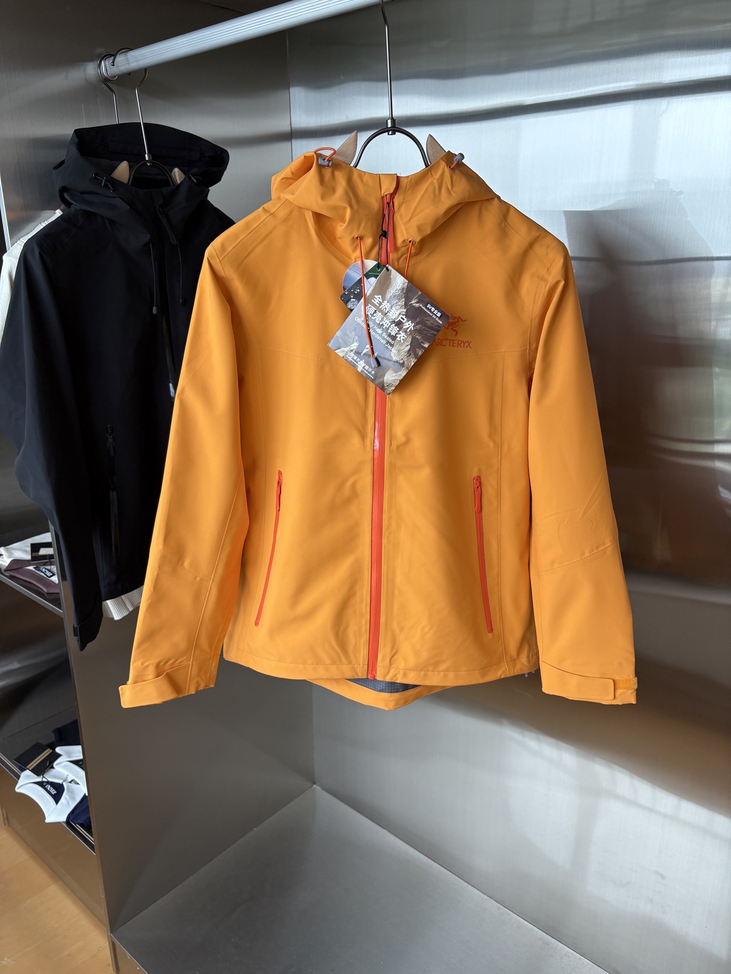 NO:541216,Top-up Beta SL jacket is a high-performance jacket designed for outdoor adventure. It is made of GORE-TEX fabric. It has excellent waterproof and breathable properties to ensure that it remains dry and comfortable in bad weather. Its high-quality design makes it easy to carry and is ideal for long-term hiking and traveling. The new Beta SL color is not only fashionable and eye-catching, but also increases visibility during outdoor activities and improves safety. The unique StormHood hood design provides comprehensive head protection without affecting the field of view. The underarm zipper design enhances breathability and prevents overheating. Whether it is mountaineering, hiking or daily commuting, the Archaeoptera Beta SL Sequoia jacket is an indispensable choice for you. Color black Size M-XXXL, arc'teryx, jackets & coats,hats,alexander  wang19860909爆款 顶配 Beta SL冲锋衣是一款专为户外探险设计的高性能外套. 采用GORE-TEX 面料. 具备卓越的防水透气性能,确保在恶劣天气下依然保持干爽舒适. 其高质量设计使其便于携带,非常适合长时间的徒步和旅行. Beta SL新色不仅时尚亮眼,还增加了户外活动中的可见性,提升安全性.独特的 StormHood帽兜设计,提供全面的头部保护,同时不影响视野. 腋下拉链设计增强了透气性,防止过热.无论是登山、徒步还是日常通勤,始祖鸟Beta SL红杉色冲锋衣都是您不可或缺的理想选择. 颜色黑色 尺码M-XXXL,arc'teryx,jackets & coats,hats,alexander wang,Men's clothing