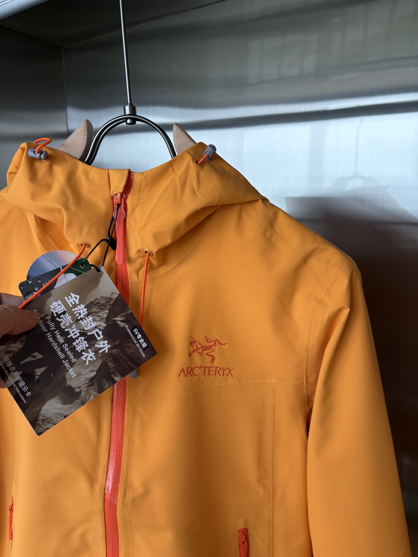 爆款 顶配 Beta SL冲锋衣是一款专为户外探险设计的高性能外套。采用GORE-TEX 面料。具备卓越