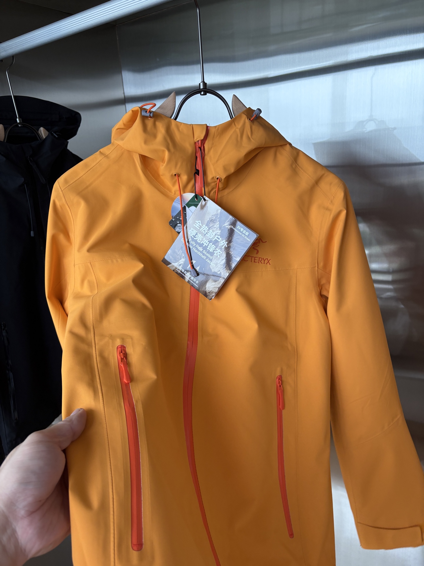 爆款 顶配 Beta SL冲锋衣是一款专为户外探险设计的高性能外套。采用GORE-TEX 面料。具备卓越