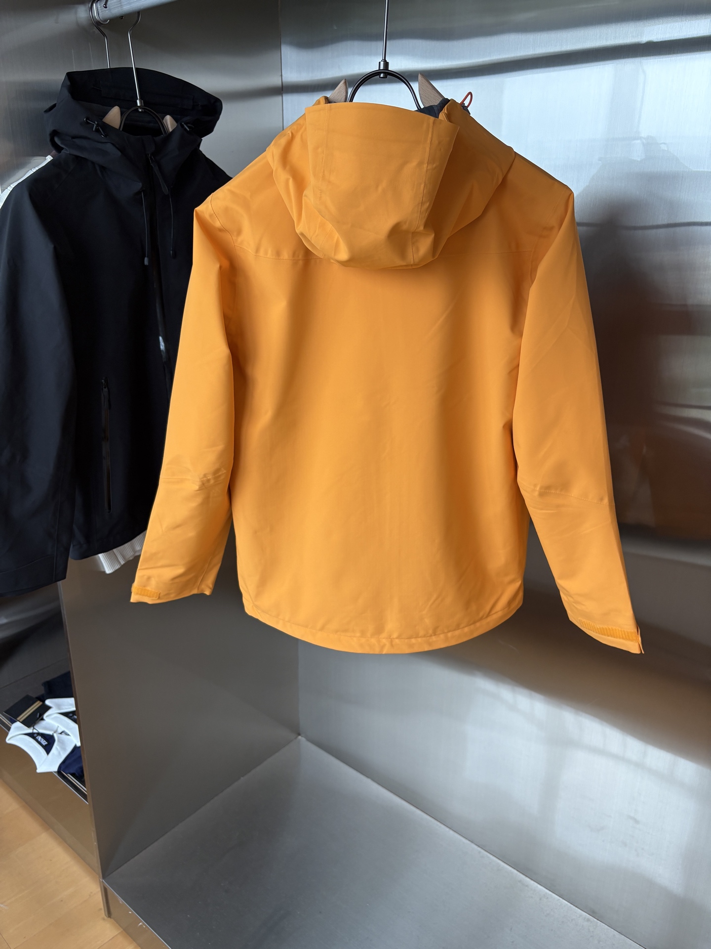 爆款 顶配 Beta SL冲锋衣是一款专为户外探险设计的高性能外套。采用GORE-TEX 面料。具备卓越