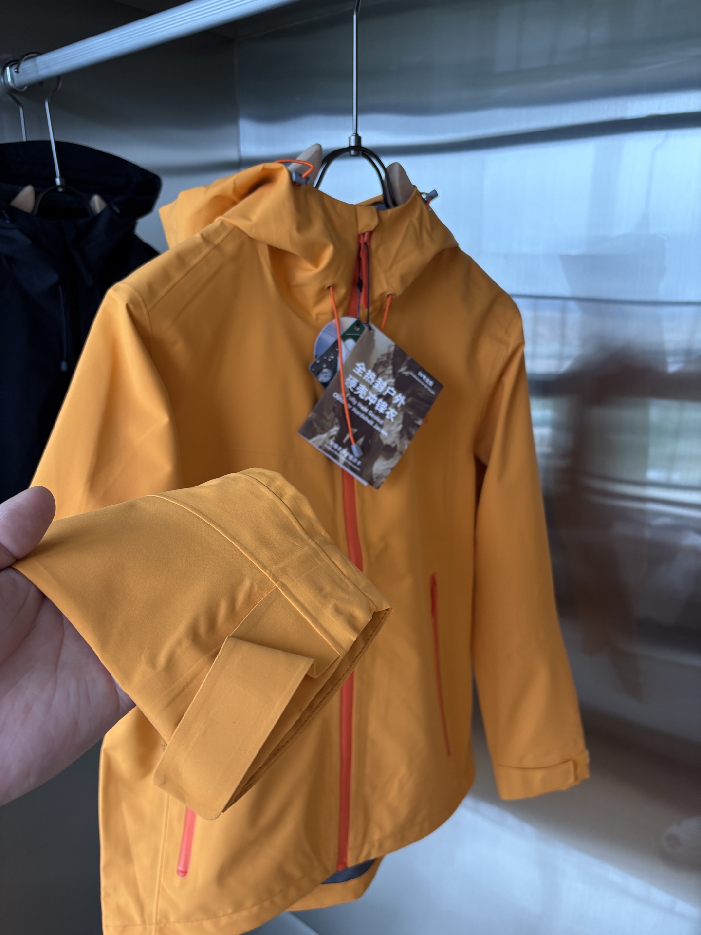 爆款 顶配 Beta SL冲锋衣是一款专为户外探险设计的高性能外套。采用GORE-TEX 面料。具备卓越