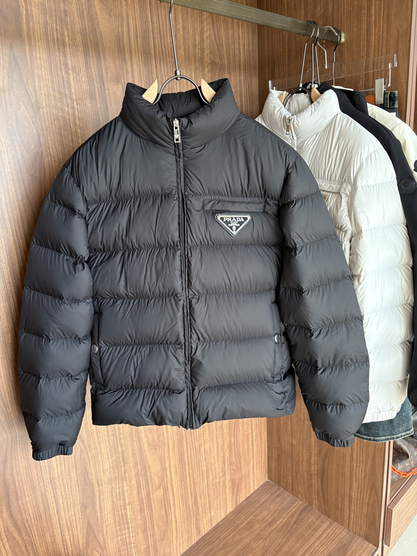 NO:529862,Super-grade down Prada Tech lightweight fabric style down jacket. It uses goose down filling original equipment Product details Prada's signature triangle logo ogo decorates this Tech lightweight tear-resistant down jacket. The body is full of modern charm, interpreting the street dress style; To ensure the sustainable care of the product, maintain its characteristics and reduce its environmental impact, it is recommended not to wash the product frequently, let it dry naturally after each use, and entrust a professional environmentally friendly dry cleaner for dry cleaning. Loose style Straight tailing sleeves Zipper zipper zipper inlay bags Shoulder-falling design Straight tailing hem, goose down lining Classic triangle logo on the front Size48-56,,prada, jackets & coats, down jacket, alexander wang19860909特级羽绒Prada 科技轻质面料风羽绒外套.采用鹅绒填充原厂配套 产品详情 Prada标志性的三角标ogo,装点这款科技轻质抗撕裂面料羽绒外套.衣身弥漫摩登魅力,诠释街头着装风格； 为确保产品的可持续护理,保持其特性并减少其对环境的影响,建议不要频繁清洗产品,每次使用后让其自然晾干,并委托专业的环保干洗店进行干洗. 宽松版型 直裁衣袖 拉链拉合 拉链式嵌线袋 落肩设计 直裁下摆 ,鹅绒加衬 正面经典三角标 Size48-56,,prada,jackets & coats,down jacket,alexander wang,Men's clothing