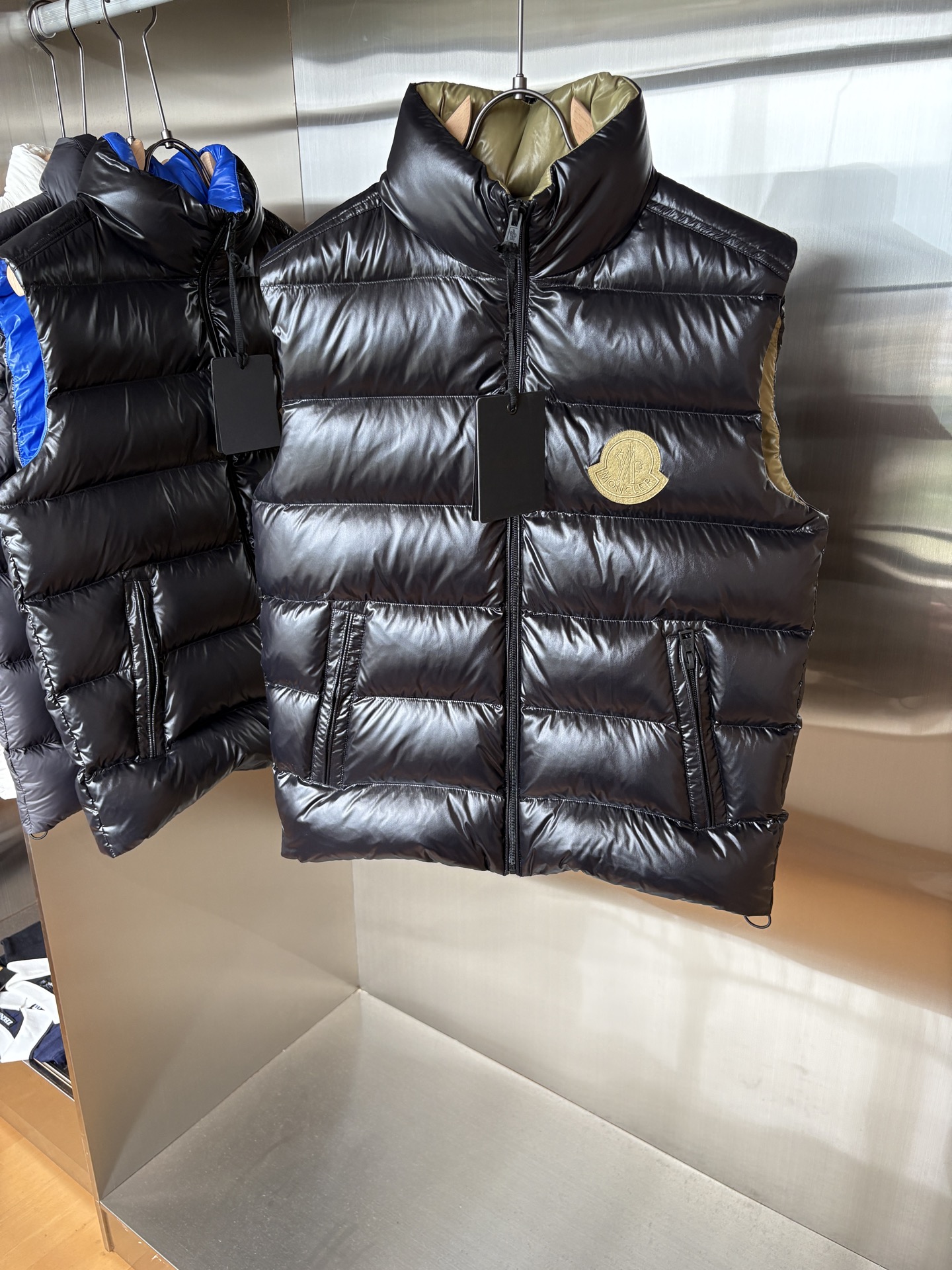 NO:529865,Top version MONCLER 2025 latest Mon*ler Gien series vest vest classic Gien series is the best style that Mon must be released every year. The counter is sold simultaneously, warm, light, comfortable and casual. Mon as a representative figure in the down industry in autumn and winter has a classic that never gives up. The glorious history belongs to its supreme glory! The design inherits the same classic cutting design as before. The down vest vest vest uses high-density polyester amine fiber exterior material, which is the Toray 12D painted nylon fabric imported from Japan. This fabric feels extremely smooth and comfortable without roughness, bright and bright color, windproof, cold and resistant to diamond undies. 90 white duck down, extremely warm, light and breathable, fluffy and full without any odor! The chest is equipped with the exclusive logo of Mon's embroidered felt craft that has always been adhered to.  The seasonal design is upgraded and updated every year. The classic three-color wavy fine webbing with a double-layer national flag on the side is different from the old models in previous years. The precious and thick hardware details reflect the extraordinary identity of this product. The double-headed zipper design also reflects the full sense of modern fashion. The new color striped placket design elements reflect the rich artistic atmosphere of Mon, and various signs indicate its value and significance. A must-have model for everyone to use! Color black Size 1-2-3-4-5 (M~3xl), Moncler, down jacket, alexander wang19860909顶级版本 MONCLER 蒙口 2025最新款Mon*ler Gien系列背心马甲 经典的Gien系列每年Mon必出的精品款式.柜台同步发售,保暖轻盈舒适休闲.Mon做为秋冬季节羽绒行业的代表人物拥有永不言败的经典,辉煌历史属于它至高无上荣耀! 设计上继承了以往一样的经典裁剪设计.羽绒马甲背心,运用了高密聚脂胺纤维外料也就是日本进口的东丽12D漆面尼龙面料.此等面料手感极为顺滑舒适无粗糙感,色泽光亮艳丽且防风抗寒抗钻绒. 90白鸭绒,保暖性极强,轻便透气,蓬松饱满且无任何异味!胸前配备了一贯坚持的刺绣毛毡工艺Mon的专属标志. 时节性的设计每一年都升级更新改造.侧身添加了双层国旗的经典三色波浪纹细织带装饰区别于往年的老款.珍贵厚实五金细节体现此款产品不一般的身份.双头拉链设计也体现了十足的现代时尚感.新型彩条纹的门襟设计元素体现出Mon的艺术气息浓郁,种种迹象表明它的价值意义.呼吁人手一件的必备款! 颜色黑色 尺码1-2-3-4-5（M～3xl）,,Moncler,down jacket,alexander wang,Men's clothing