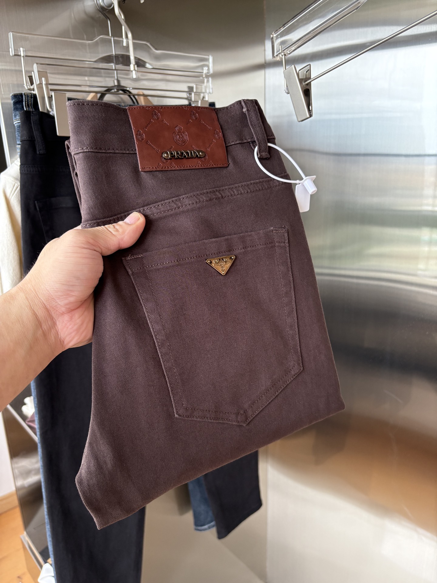 NO:529876,A super stylish jeans, customized original washing denim fabric, unique design, top-grade embroidery craft letter pattern logo, original hardware and auxiliary decoration, an extremely superior jeans, the materials and craftsmanship are extremely luxurious and exquisite, the grade is extremely high, the upper body is handsome and stylish, recommended, 003 yards 28-38 without 35; 37, jeans, alexander wang19860909超级有范儿的一款牛仔裤,定制原版水洗牛仔面料,独特设计,顶级刺绣工艺字母图案logo,原版五金辅料装饰,极为翘楚的一款牛仔裤,用料与工艺都极致奢华精湛,档次极高,上身帅气有型,推荐,003码数28-38没35；37,,jeans,alexander wang,Men's clothing