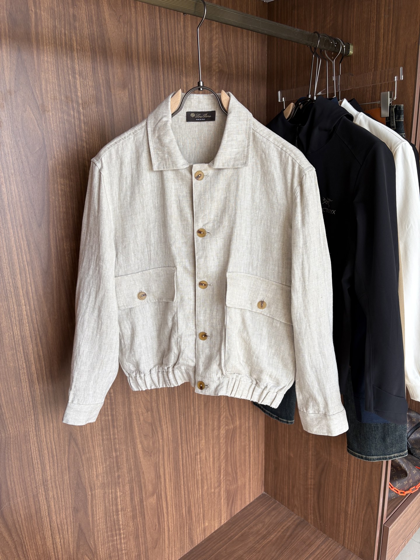 NO:531871,L, the latest Italian style old-fashion style for all-heat counters ~ Comfortable and breathable hunting jacket, top-quality channel goods, very high-end business casual style, Italian style old-fashion style LP family autumn and winter new style, zipper stand-up collar linen jacket, a style for commuting and leisure, the zipper zipper adopts a double zipper head design, can easily concave the shape, and the design of the stand-up collar shows the urban elite style, the side oblique zipper pocket is beautiful and practical, customized high-woven vertical stripes high-density copper-ammonia fiber lining, close-fitting and smooth, customized original hardware zipper and standard mark, highlighting the high-luxury channel quality control texture through details!  Count 48-56 (M-3XL), loro piana, jackets & coats, jackets & coats, alexander wang19860909L,全麻专柜最新款意式老钱风~舒适透气猎装夹克外套,渠道顶级牛货,很高级的商务休闲风,意式老钱风LP家族秋冬新款,拉链立领亚麻外套,可通勤休闲的一款, 襟拉链采用双拉链头的设计,可轻松凹造型,立领的设计示,更显都市精英风范,侧面斜插拉链口袋,美观又实用,定制高织竖条纹高密铜氨纤维衬里,贴身爽滑细腻,客供定制原厂五金拉链,标唛,透过细节彰显出高奢渠道品控质感！ 码数48-56（M-3XL),,loro piana,jackets & coats,jackets & coats,alexander wang,Men's clothing