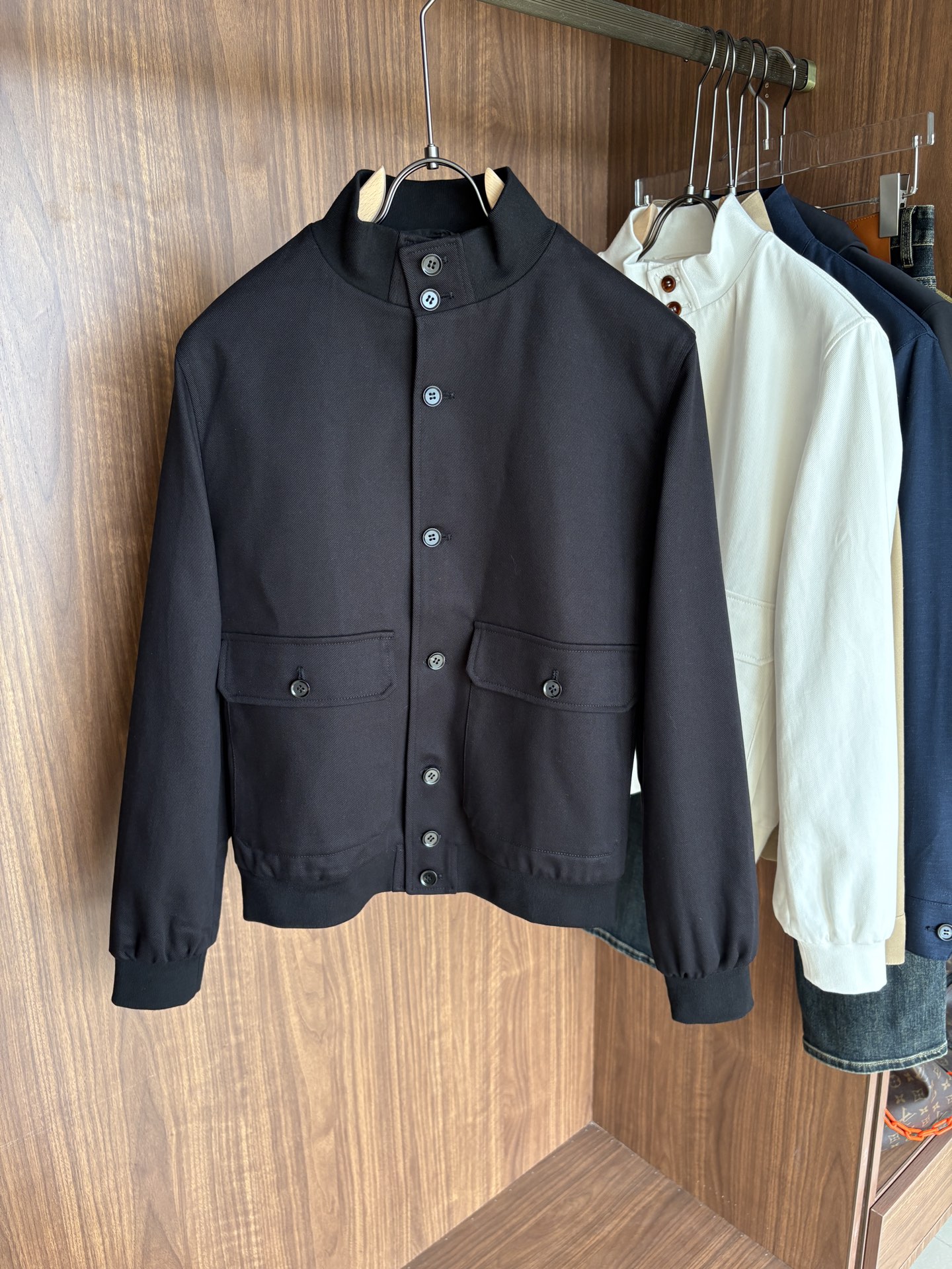 NO:531209,The latest linen jacket for LP counters, specific original linen fabrics, linen gives the jacket excellent wear resistance and wrinkle resistance, ensuring that it can remain crisp and stylish when worn for a long time; allowing you to always stay dry and comfortable when wearing it, and the unique luster and feel of the fabric make it more luxurious and textured. In addition to high-quality fabrics, this jacket has also put a lot of effort into the design. The lapel neck loop design is elegant and generous without losing practicality; the perfect combination of magnetic buckle and metal zipper makes every outfit a show of taste; the cuff slit and folding design increases the flexibility of the jacket, allowing you to enjoy fashion while feeling the considerate warmth; the wide hem design makes the jacket more fitting, and can be easily controlled in casual or business occasions!  Color white; black Number of code M-3XL (48-56), loro piano, jackets & coats, jackets & coats, alexander wang19860909LP专柜最新款麻料夹克外套,特定原版麻料面料,麻料赋予夹克优良的耐磨性和抗皱性,确保长时间穿着仍能保持挺括有型；让您在穿着时始终保持干爽舒适,面料独特的光泽和手感,使其更加奢华有质感,除了优质的面料,这款夹克在设计上也下足了功夫.翻领领袢设计,优雅大方又不失实用性；磁吸扣与金属拉链的完美结合,让每一次穿搭都成为品味的展现；袖口开衩与收折设计,增加了夹克的灵活性,让您在享受时尚的同时也能感受到贴心的温暖；宽下摆设计则让夹克更加贴合身形,无论休闲还是商务场合都能轻松驾驭！ 颜色白色；黑色 码数M-3XL（48-56）,,loro piana,jackets & coats,jackets & coats,alexander wang,Men's clothing