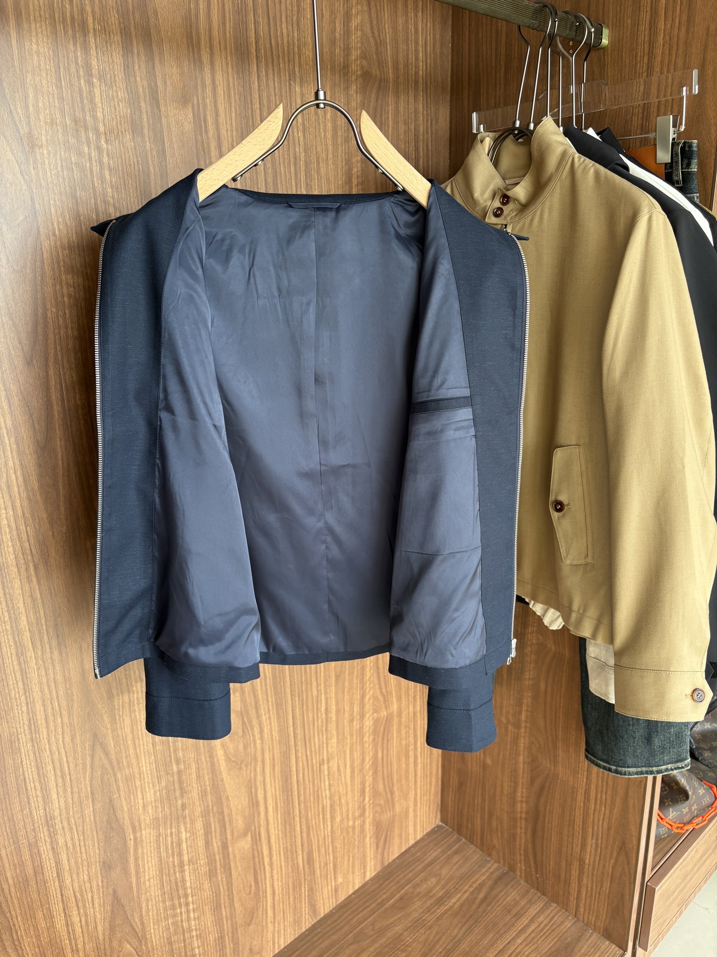 lP🆕专柜最新款麻料夹克外套，特定原版麻料面料，麻料赋予夹克优良的耐磨性和抗皱性，确保长时间穿着仍能保持