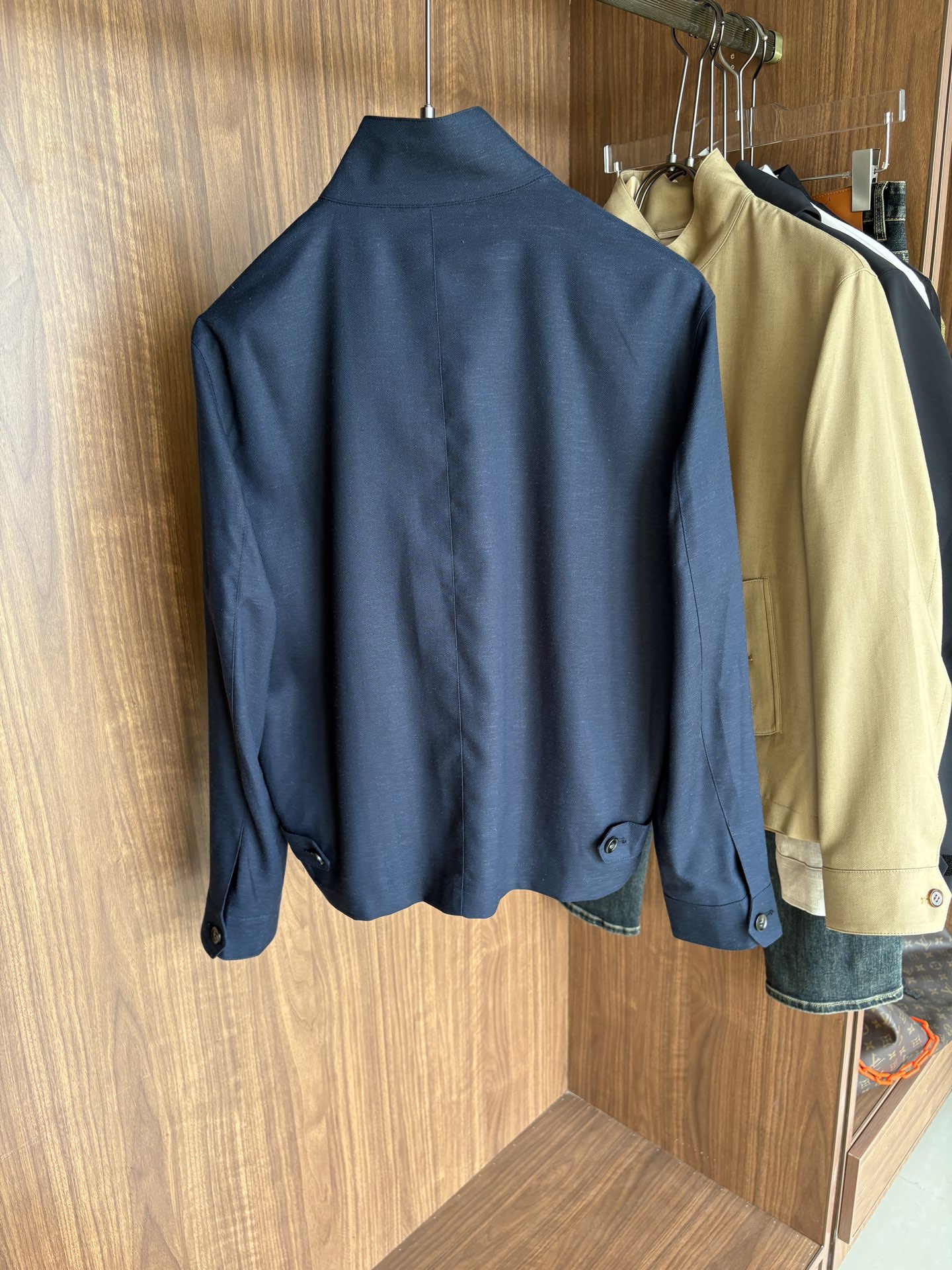 lP🆕专柜最新款麻料夹克外套，特定原版麻料面料，麻料赋予夹克优良的耐磨性和抗皱性，确保长时间穿着仍能保持