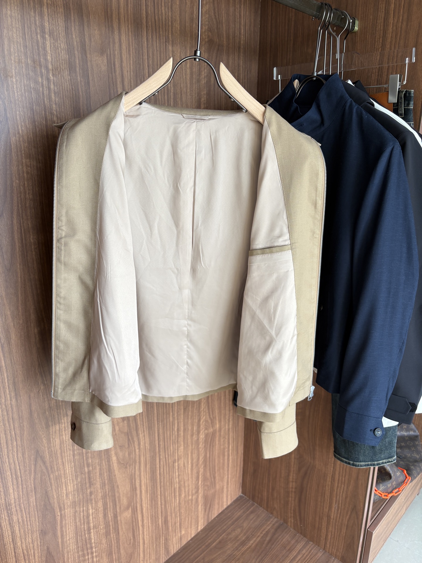 lP🆕专柜最新款麻料夹克外套，特定原版麻料面料，麻料赋予夹克优良的耐磨性和抗皱性，确保长时间穿着仍能保持