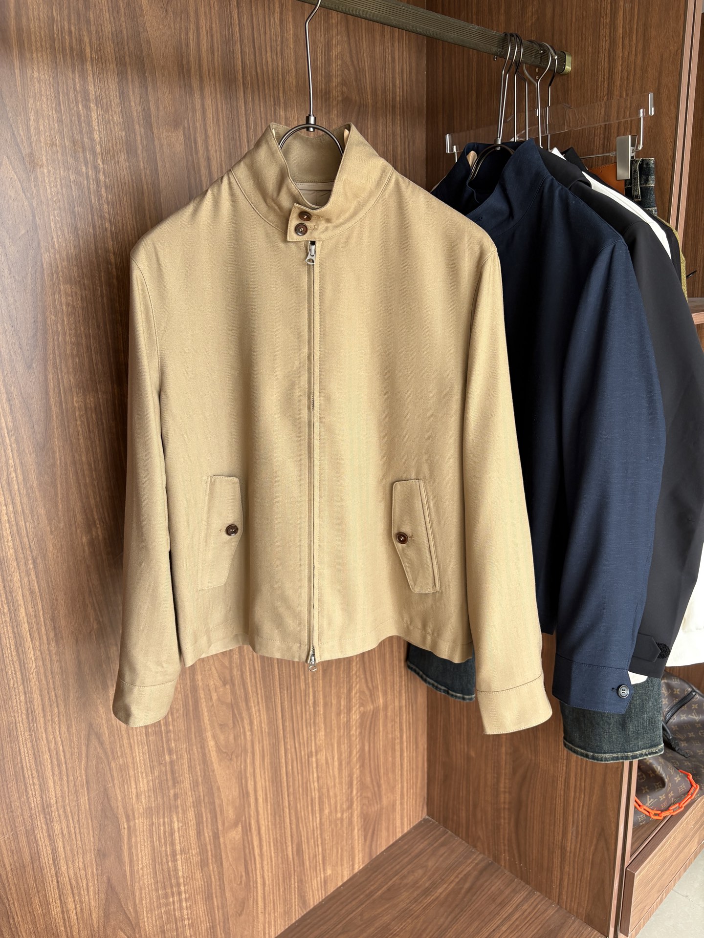 NO:531210,The latest linen jacket for LP counters, specific original linen fabrics, linen gives the jacket excellent wear resistance and wrinkle resistance, ensuring that it can remain crisp and stylish when worn for a long time; allowing you to always stay dry and comfortable when wearing it, and the unique luster and feel of the fabric make it more luxurious and textured. In addition to high-quality fabrics, this jacket has also put a lot of effort into the design. The lapel neck loop design is elegant and generous without losing practicality; the perfect combination of magnetic buckle and metal zipper makes every outfit a show of taste; the cuff slit and folding design increases the flexibility of the jacket, allowing you to enjoy fashion while feeling the considerate warmth; the wide hem design makes the jacket more fitting, and can be easily controlled in casual or business occasions!  Color apricot blue code number M-3XL (48-56), loro piano, jackets & coats, jackets & coats, alexander wang19860909LP专柜最新款麻料夹克外套,特定原版麻料面料,麻料赋予夹克优良的耐磨性和抗皱性,确保长时间穿着仍能保持挺括有型；让您在穿着时始终保持干爽舒适,面料独特的光泽和手感,使其更加奢华有质感,除了优质的面料,这款夹克在设计上也下足了功夫.翻领领袢设计,优雅大方又不失实用性；磁吸扣与金属拉链的完美结合,让每一次穿搭都成为品味的展现；袖口开衩与收折设计,增加了夹克的灵活性,让您在享受时尚的同时也能感受到贴心的温暖；宽下摆设计则让夹克更加贴合身形,无论休闲还是商务场合都能轻松驾驭！ 颜色杏色 兰色 码数M-3XL（48-56）,,loro piana,jackets & coats,jackets & coats,alexander wang,Men's clothing