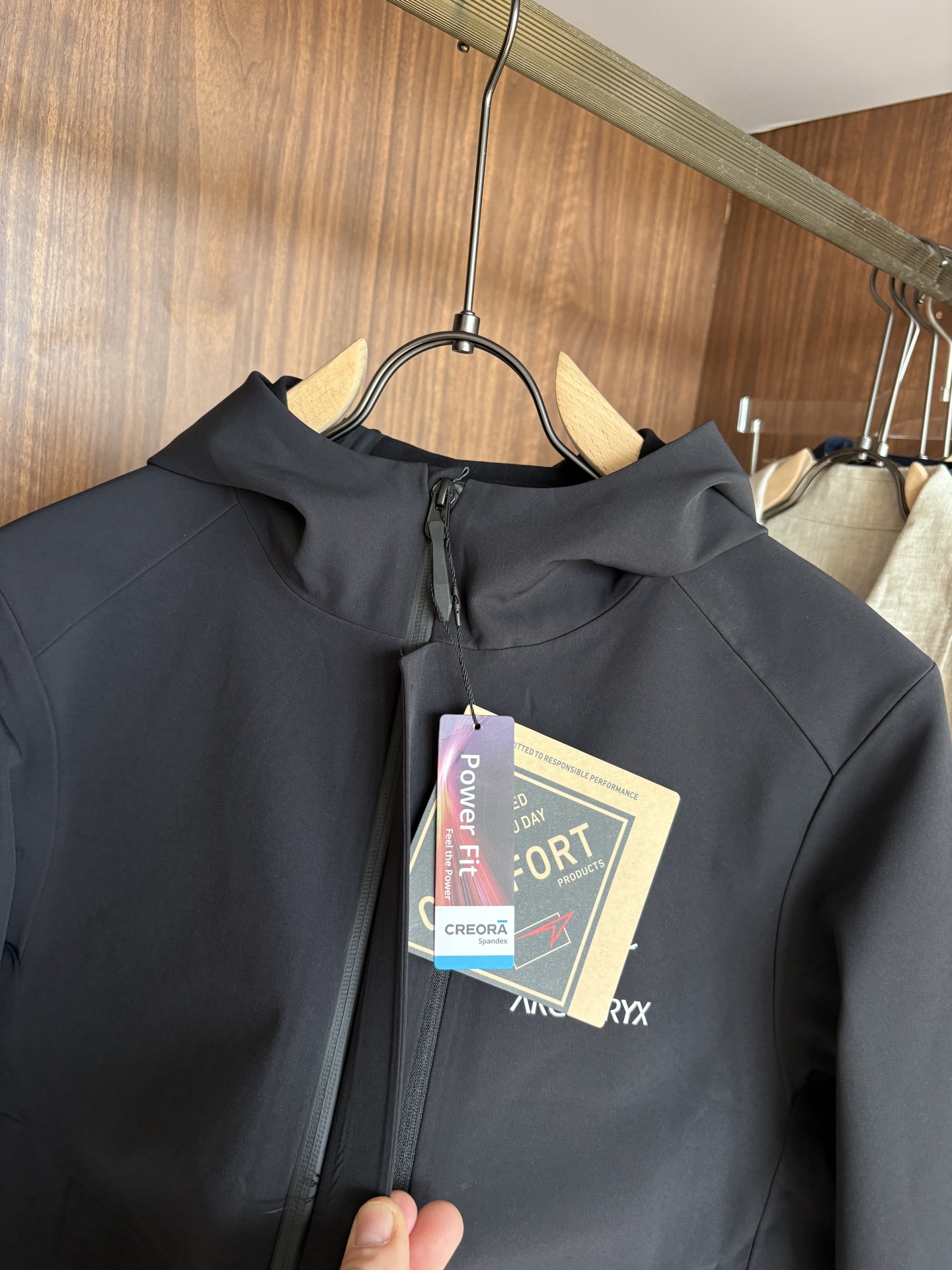 爆款 顶配 Beta SL冲锋衣是一款专为户外探险设计的高性能外套。采用GORE-TEX 面料。具备卓越