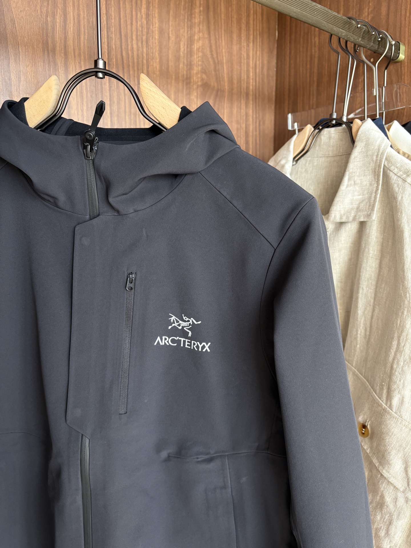 爆款 顶配 Beta SL冲锋衣是一款专为户外探险设计的高性能外套。采用GORE-TEX 面料。具备卓越