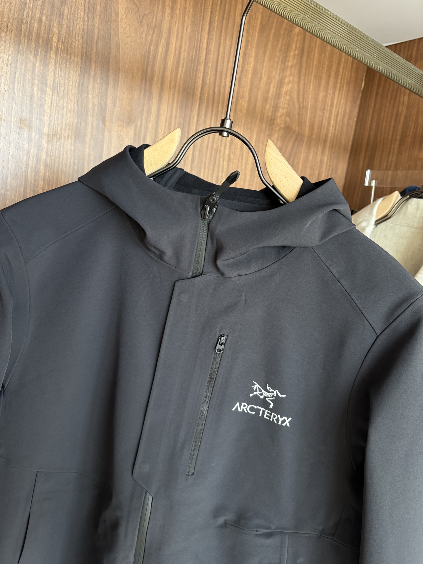 爆款 顶配 Beta SL冲锋衣是一款专为户外探险设计的高性能外套。采用GORE-TEX 面料。具备卓越