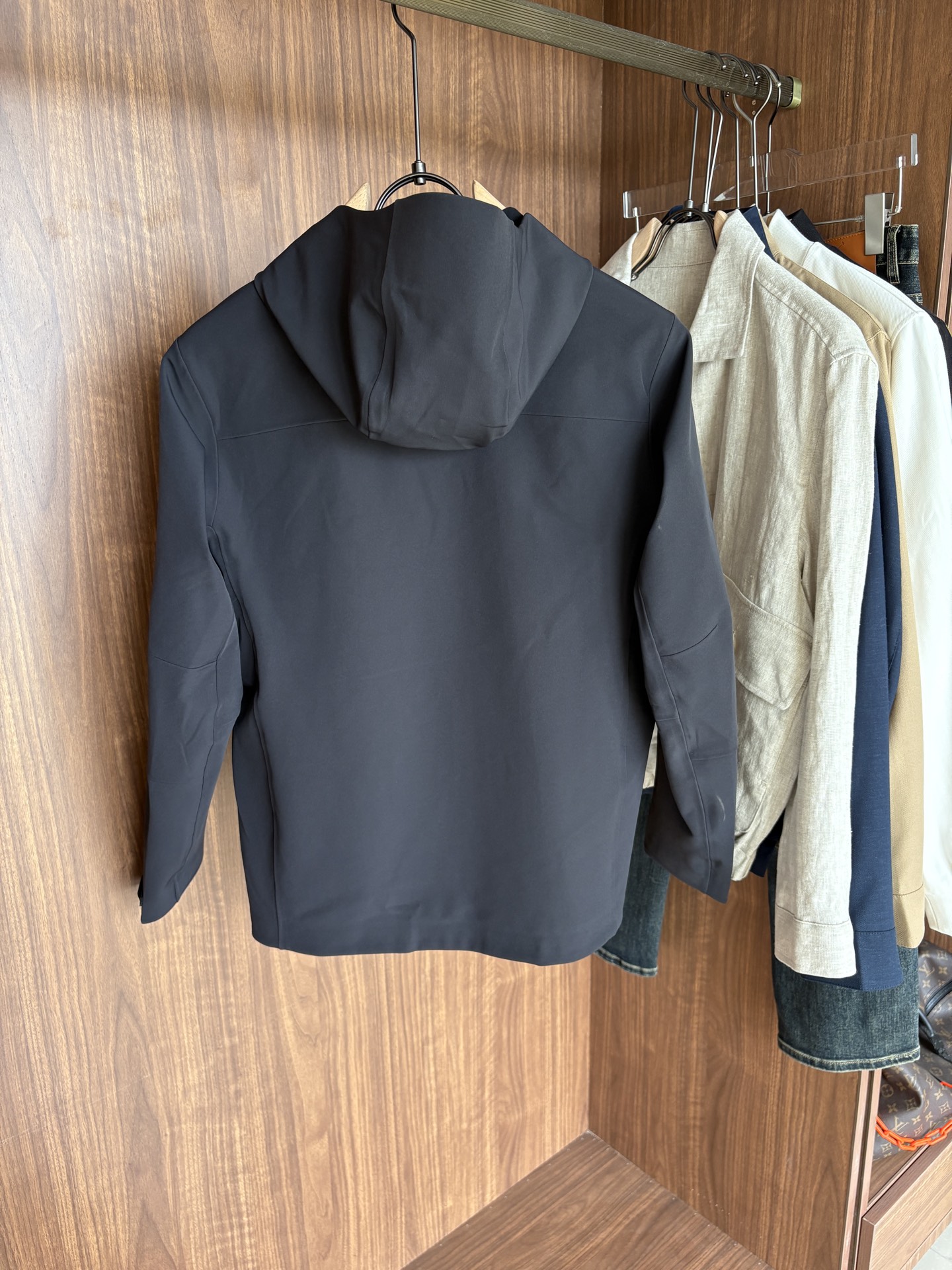 爆款 顶配 Beta SL冲锋衣是一款专为户外探险设计的高性能外套。采用GORE-TEX 面料。具备卓越