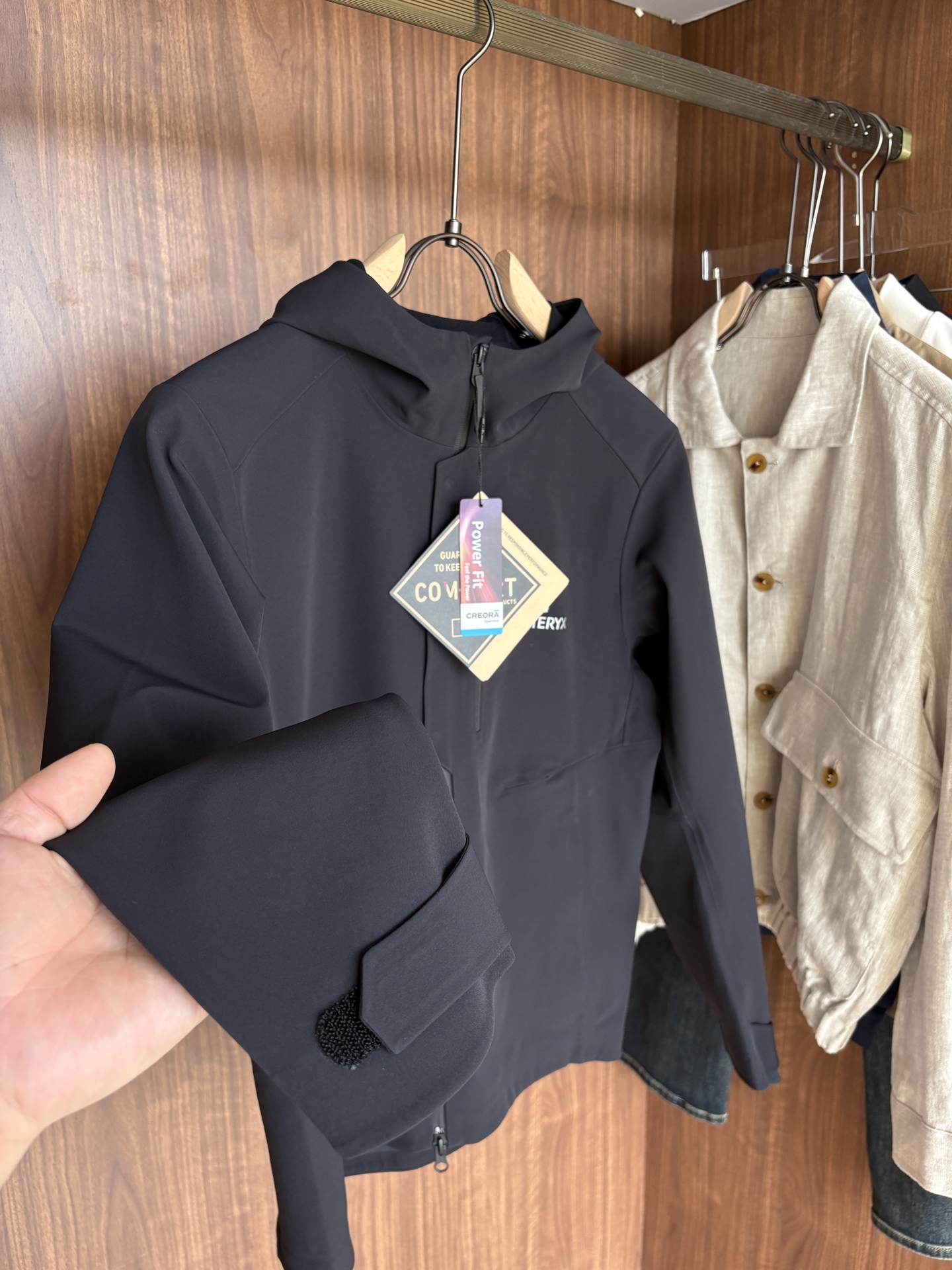 爆款 顶配 Beta SL冲锋衣是一款专为户外探险设计的高性能外套。采用GORE-TEX 面料。具备卓越