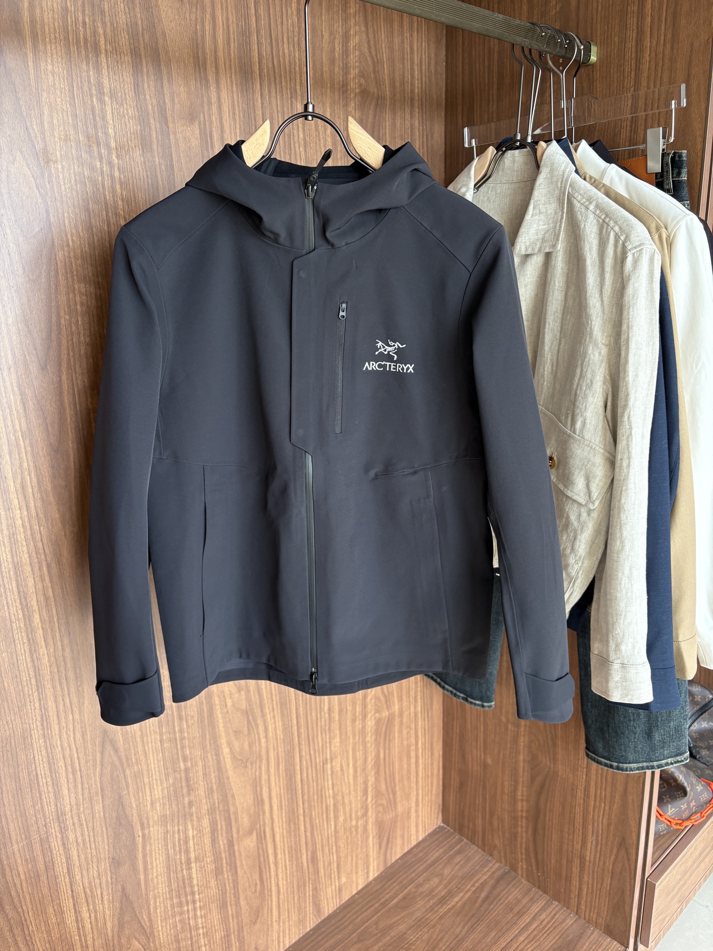 NO:531211,Top-up Beta SL jacket is a high-performance jacket designed for outdoor adventure. It is made of GORE-TEX fabric. It has excellent waterproof and breathable properties to ensure that it remains dry and comfortable in bad weather. Its high-quality design makes it easy to carry and is ideal for long-term hiking and traveling. The new Beta SL color is not only fashionable and eye-catching, but also increases visibility during outdoor activities and improves safety. The unique StormHood hood design provides comprehensive head protection without affecting the field of view. The underarm zipper design enhances breathability and prevents overheating. Whether it is mountaineering, hiking or daily commuting, the Archaeoptera Beta SL Sequoia jacket is an indispensable choice for you. Size M-XXXL, arc'teryx, jackets & coats,hats,alexander wang19860909爆款 顶配 Beta SL冲锋衣是一款专为户外探险设计的高性能外套. 采用GORE-TEX 面料. 具备卓越的防水透气性能,确保在恶劣天气下依然保持干爽舒适. 其高质量设计使其便于携带,非常适合长时间的徒步和旅行. Beta SL新色不仅时尚亮眼,还增加了户外活动中的可见性,提升安全性.独特的 StormHood帽兜设计,提供全面的头部保护,同时不影响视野. 腋下拉链设计增强了透气性,防止过热.无论是登山、徒步还是日常通勤,始祖鸟Beta SL红杉色冲锋衣都是您不可或缺的理想选择. 尺码M-XXXL,arc'teryx,jackets & coats,hats,alexander wang,Men's clothing