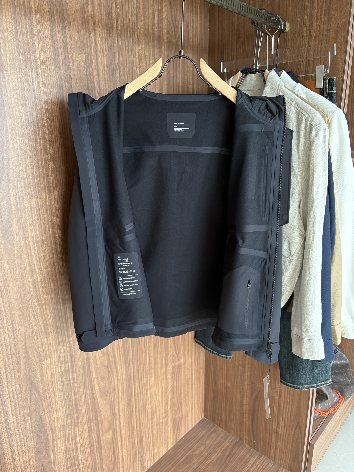 爆款 顶配 Beta SL冲锋衣是一款专为户外探险设计的高性能外套。采用GORE-TEX 面料。具备卓越