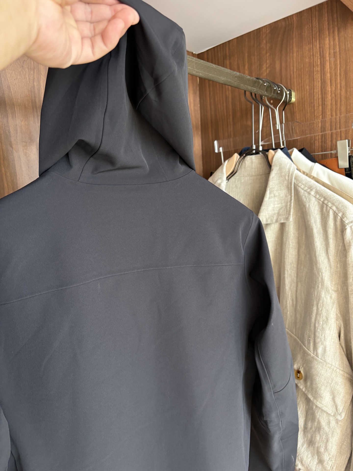 爆款 顶配 Beta SL冲锋衣是一款专为户外探险设计的高性能外套。采用GORE-TEX 面料。具备卓越