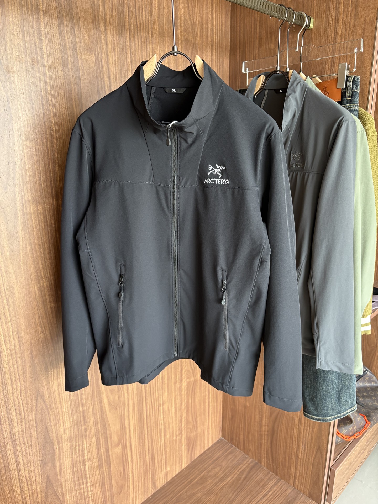 爆款 顶配 Beta SL冲锋衣是一款专为户外探险设计的高性能外套。采用GORE-TEX 面料。具备卓越